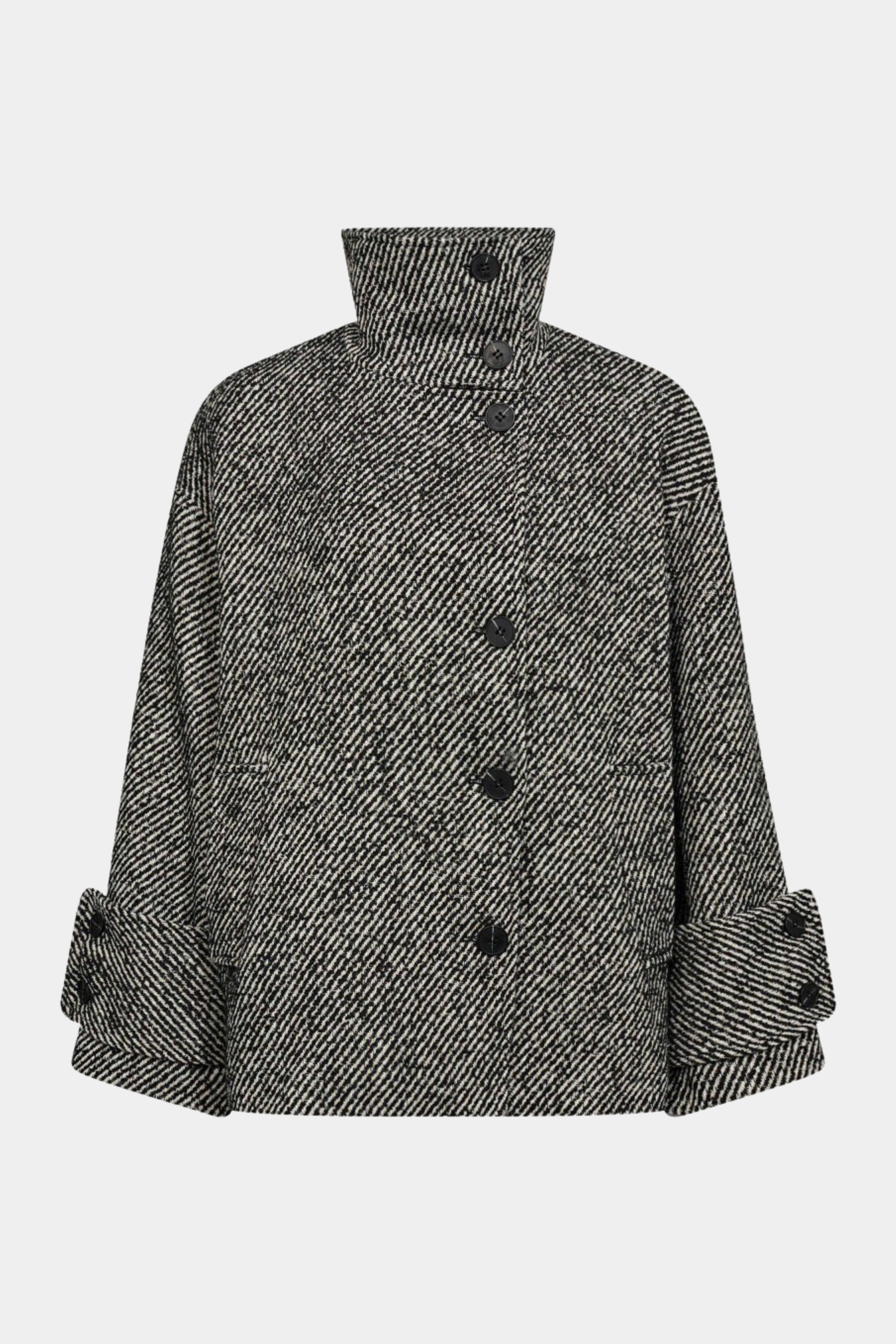 Fin, smuk, elegant, klassisk, staple, feminin, pæn, rå, cool, sej, unik, musthave, hverdag, fest, kvinde, dame, woman, jakke, frakke, kort, short, trenchcoat, løs, loose, oversize, tweed, herringbone, sort, hvid, black, white, stribet, strib, stripe, striber, dobbeltradet, raglan, tidsløs, timeless, klassisk, classic