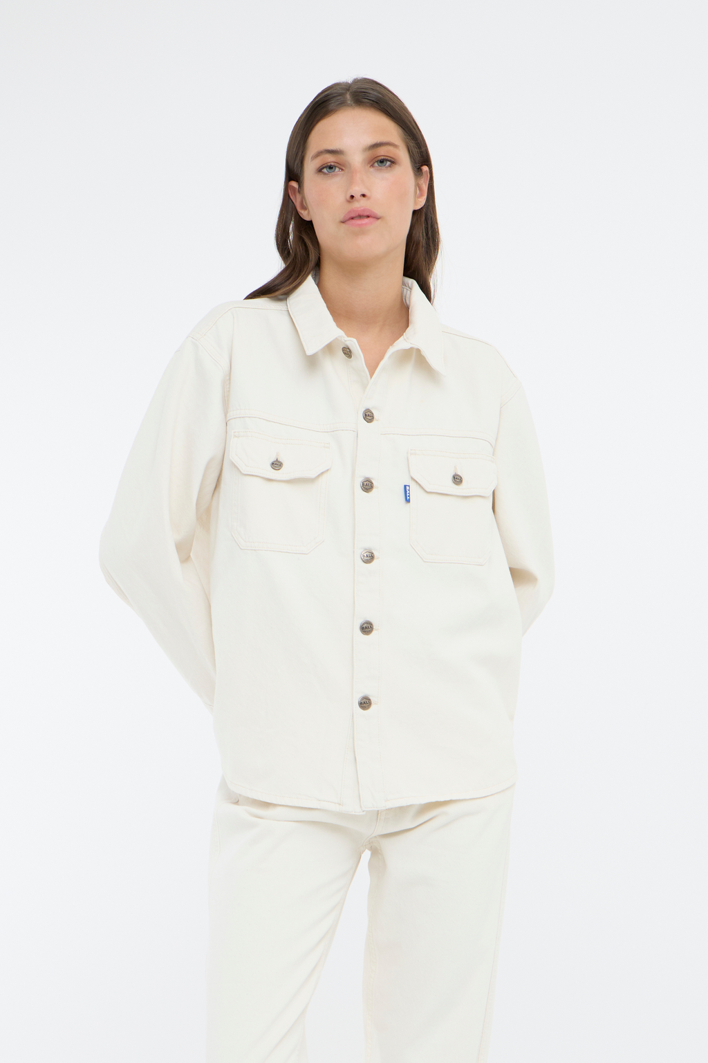 skjorte, shirt, overshirt, denim, cowboy, cowboyjakke, knapper, hvid, råhvid, offwhite, ecry, knækket hvid, Fin, smuk, elegant, klassisk, feminin, pæn, rå, cool, sej, unik, musthave, hverdag, fest, overshirt, jakke, kvinde, dame, woman, unisex