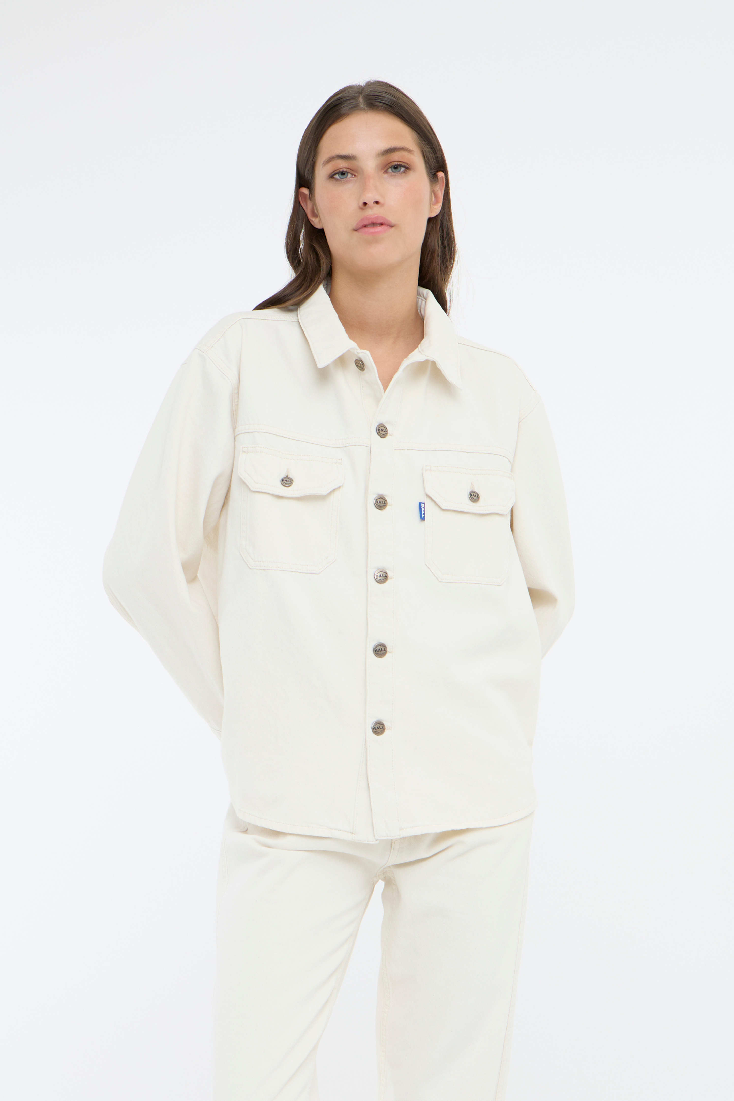 skjorte, shirt, overshirt, denim, cowboy, cowboyjakke, knapper, hvid, råhvid, offwhite, ecry, knækket hvid, Fin, smuk, elegant, klassisk, feminin, pæn, rå, cool, sej, unik, musthave, hverdag, fest, overshirt, jakke, kvinde, dame, woman, unisex