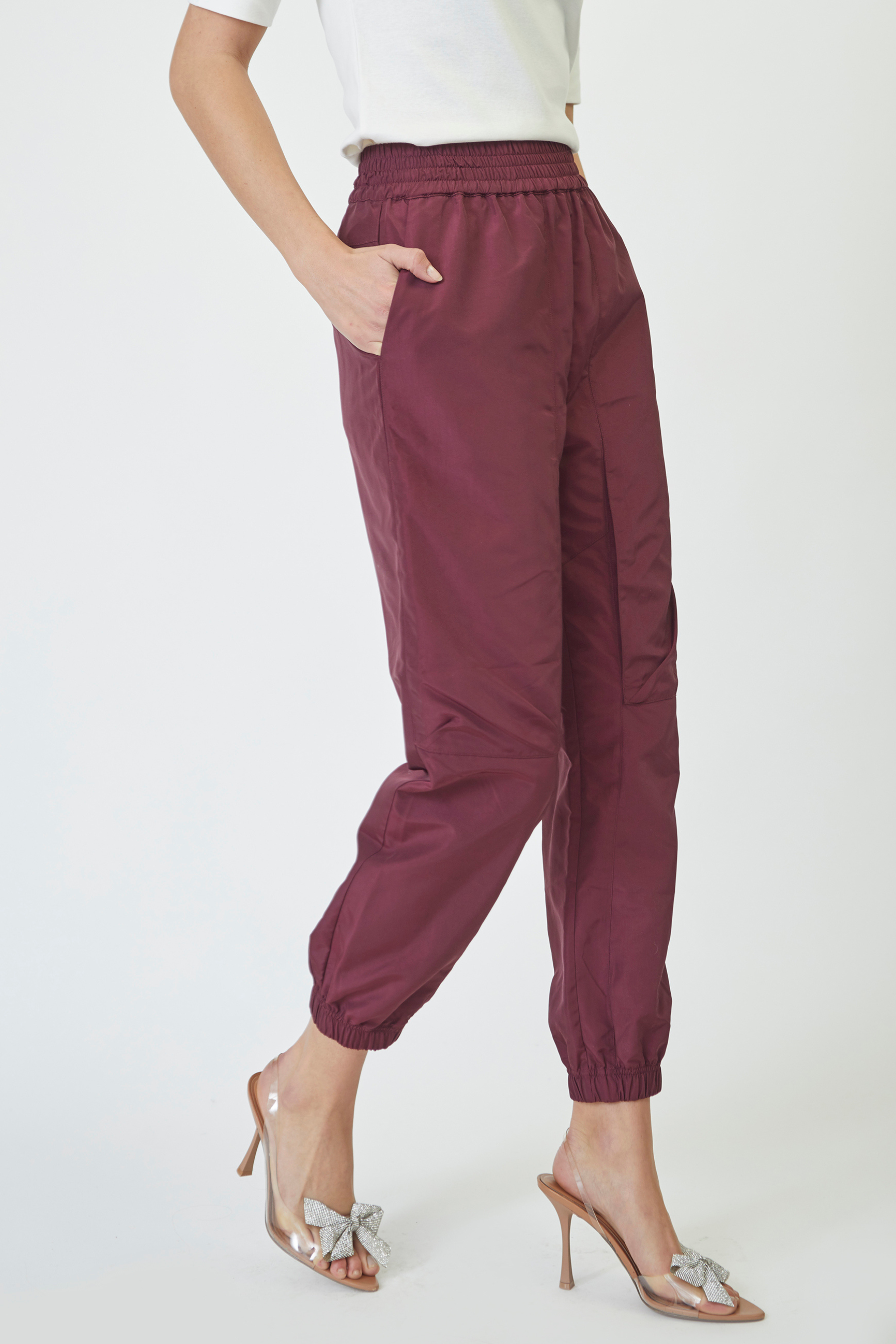 Fin, smuk, elegant, klassisk, staple, feminin, pæn, rå, cool, sej, unik, musthave, hverdag, fest, kvinde, dame, woman, buks, bukser, pant, træning, træningsbuks, track pant, rød, vinrød, wine, bordeaux, burgundy, elastik, sporty