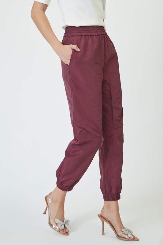 Fin, smuk, elegant, klassisk, staple, feminin, pæn, rå, cool, sej, unik, musthave, hverdag, fest, kvinde, dame, woman, buks, bukser, pant, træning, træningsbuks, track pant, rød, vinrød, wine, bordeaux, burgundy, elastik, sporty
