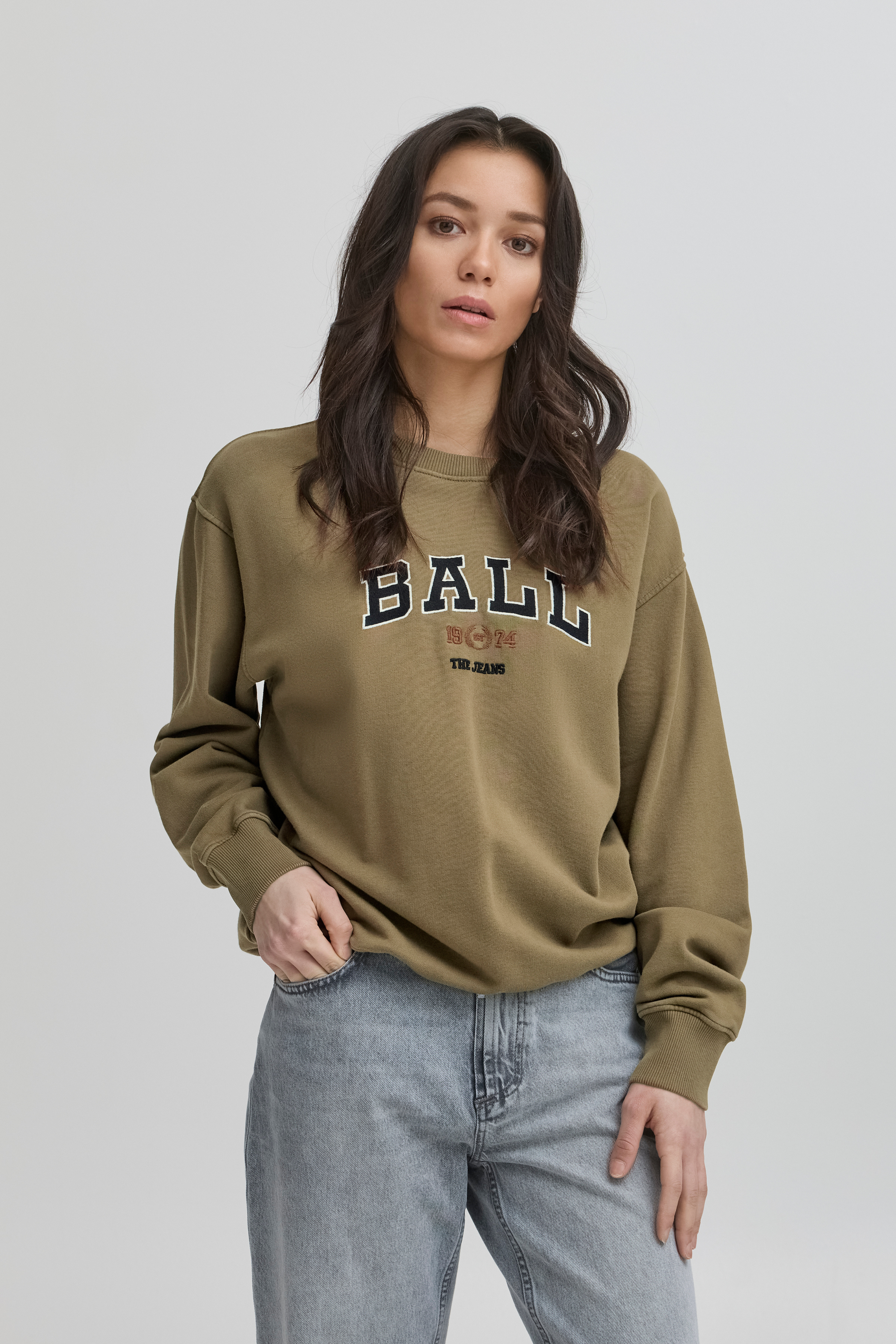 sweat, sweatshirt, crewneck, bluse, army, grøn, green, khaki, logo, broderi, Fin, smuk, elegant, klassisk, staple, feminin, pæn, rå, cool, sej, unik, musthave, hverdag, fest, kvinde, dame, woman, sporty, workout, træning
