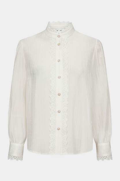 skjorte, shirt, blouse, hvid, white, struktur, flæse, blonde, lace, knapper, elegant, fin, feminin, hverdag, fest, business, arbejde, work, woman, kvinde, dame