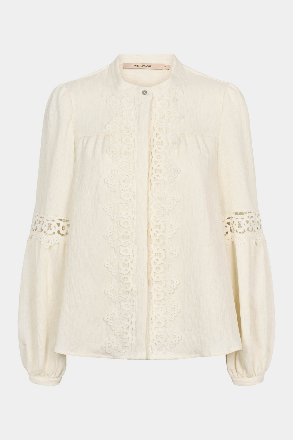 Fin, smuk, elegant, klassisk, staple, feminin, pæn, rå, cool, sej, unik, musthave, hverdag, fest, kvinde, dame, woman, skjorte, shirt, blouse, off white, råhvid, creme, blonder, lace, blonde, langærmet, knapper, løs, loose, fløjl, meleret, struktur, babyfløjl