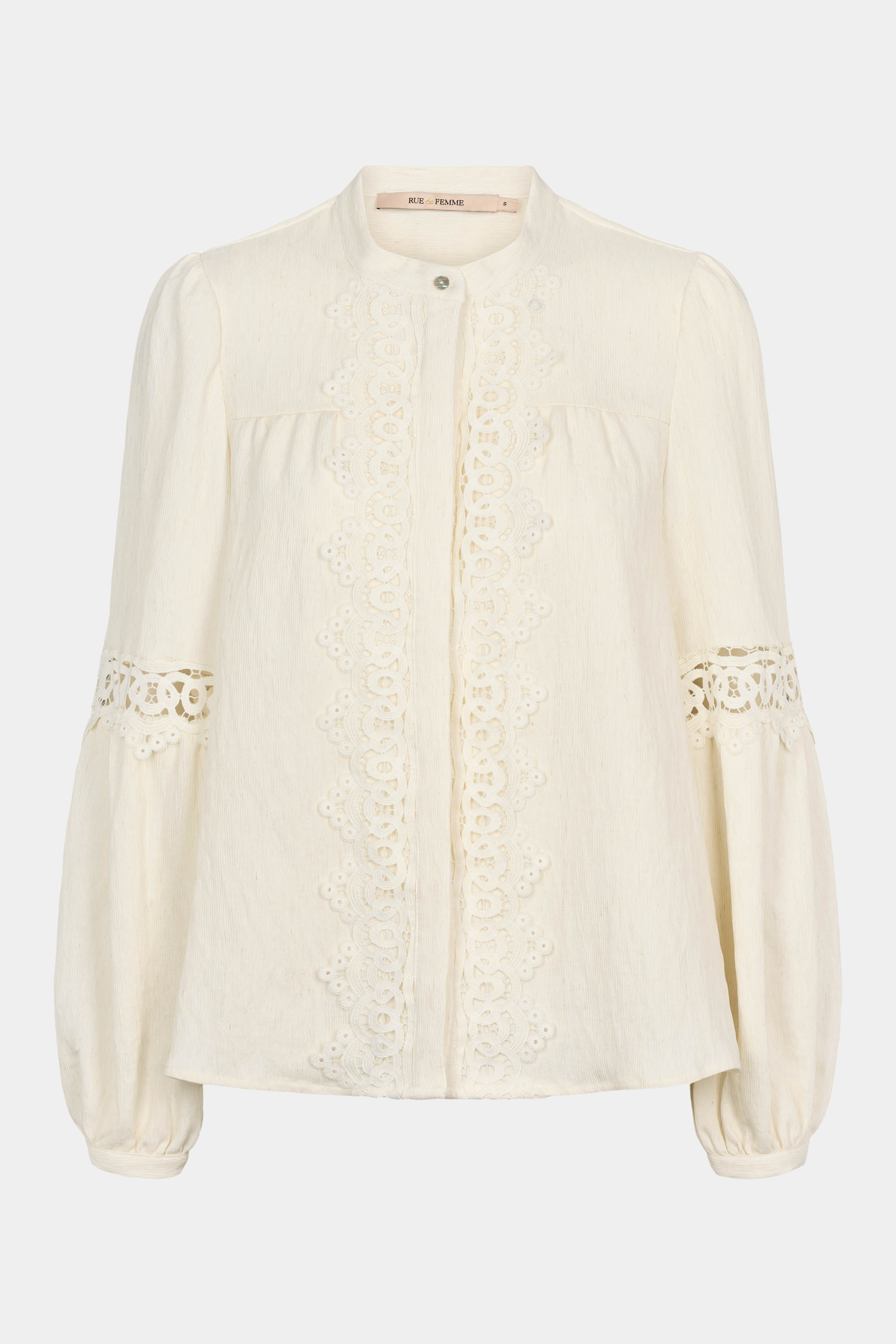Fin, smuk, elegant, klassisk, staple, feminin, pæn, rå, cool, sej, unik, musthave, hverdag, fest, kvinde, dame, woman, skjorte, shirt, blouse, off white, råhvid, creme, blonder, lace, blonde, langærmet, knapper, løs, loose, fløjl, meleret, struktur, babyfløjl