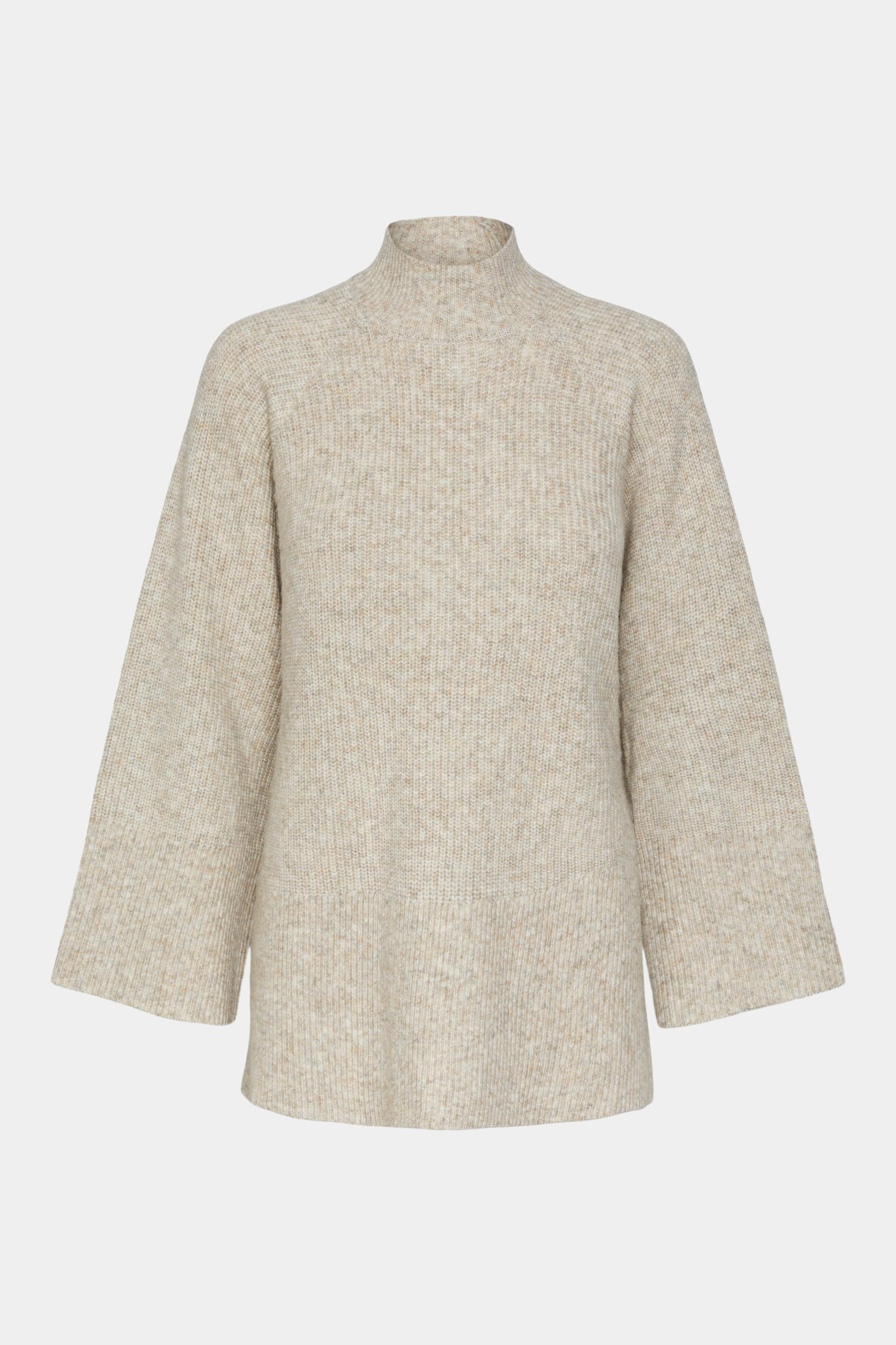 strik, knit, soft, blød, meleret, melange, beige, beigemeleret, langærmet, løs, loose, højhalset, turtle neck, oversize, slidser, varm, warm, vinter, efterår, simpel, klassisk, hverdag, staple, fin, feminin, kvinde, dame, woman