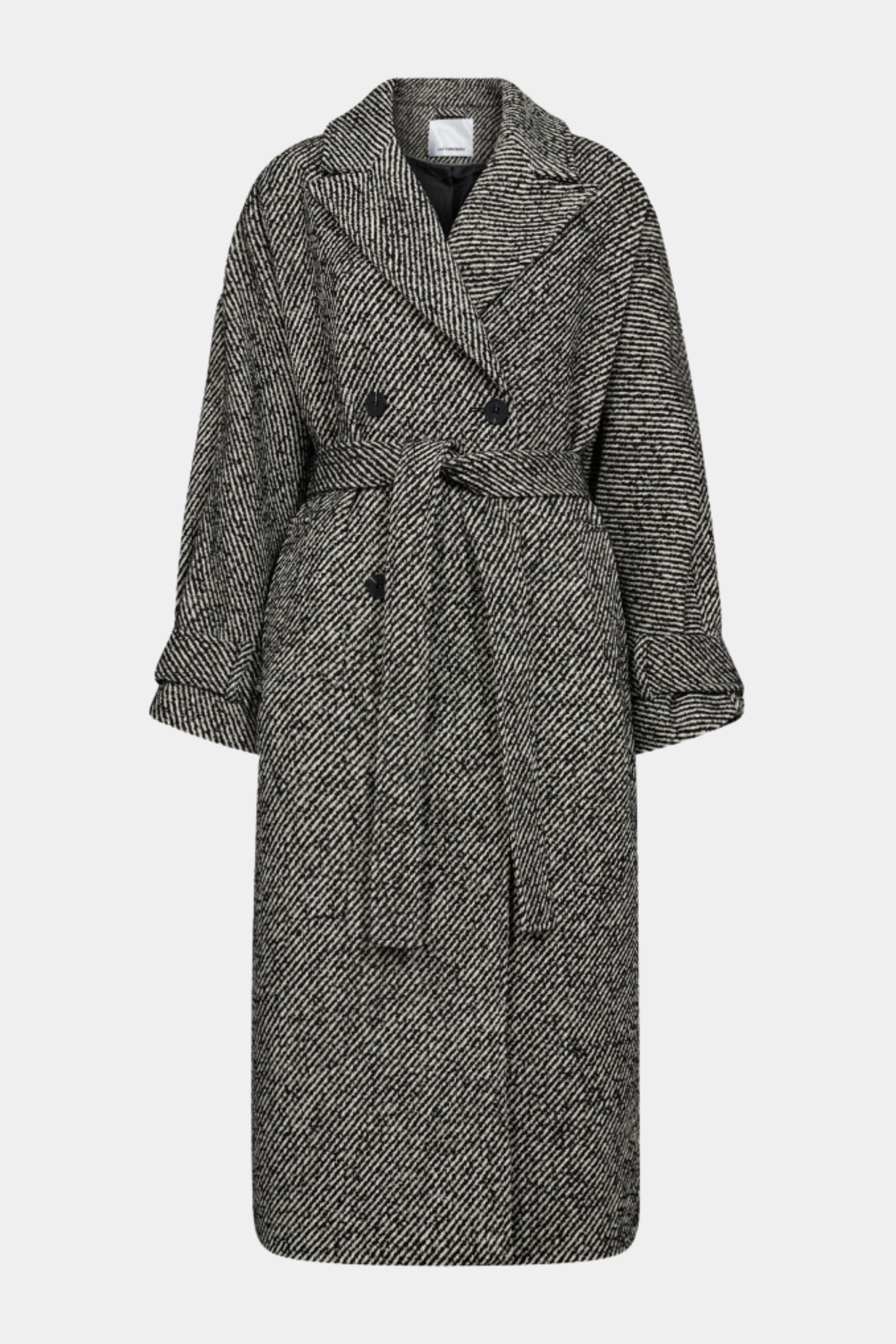 Fin, smuk, elegant, klassisk, staple, feminin, pæn, rå, cool, sej, unik, musthave, hverdag, fest, kvinde, dame, woman, jakke, frakke, overtøj, coat, tretchcoat, bælte, bindebånd, sort, hvid, black, white, tweed, stripe, stribet, striber, blød, soft, warm, varm, vinterjakke, efterårsjakke, overgangsjakke, dobbeltradet, tidsløs, timeless, classic, klassisk