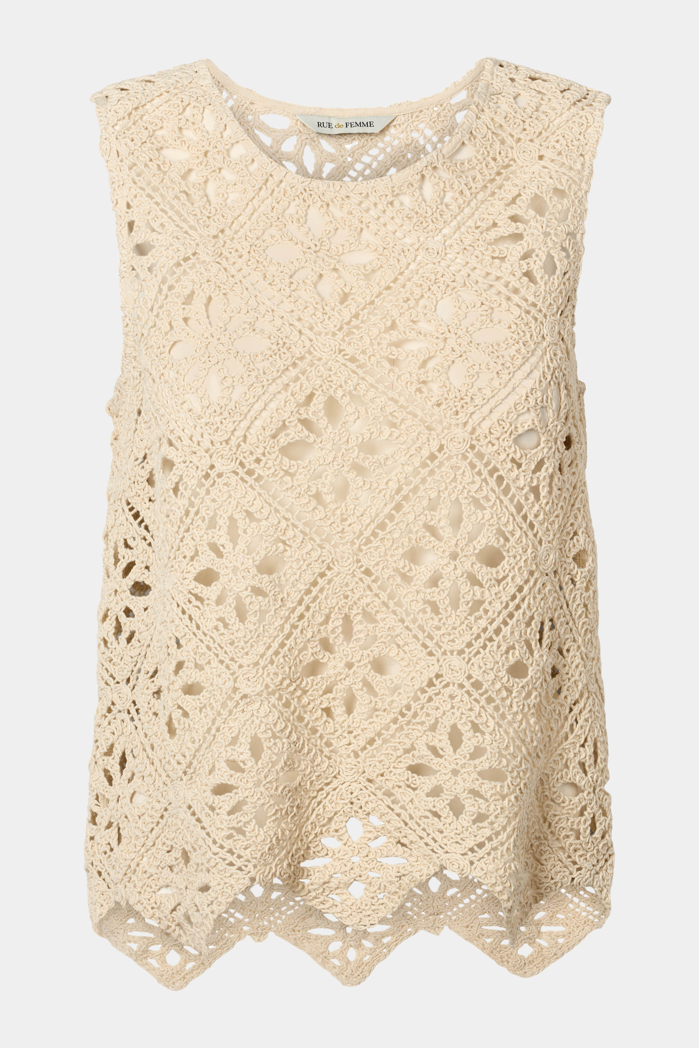 Fin, smuk, elegant, klassisk, staple, feminin, pæn, rå, cool, sej, unik, musthave, hverdag, fest, kvinde, dame, woman, top, bluse, hæklet, strikket, knit, crochet, beige, sand, flower, mønster, blomster, kortærmet, ærmeløs, sleeveless, loose, løs, sommer, sommertop, transparent, gennemsigtig, hullet