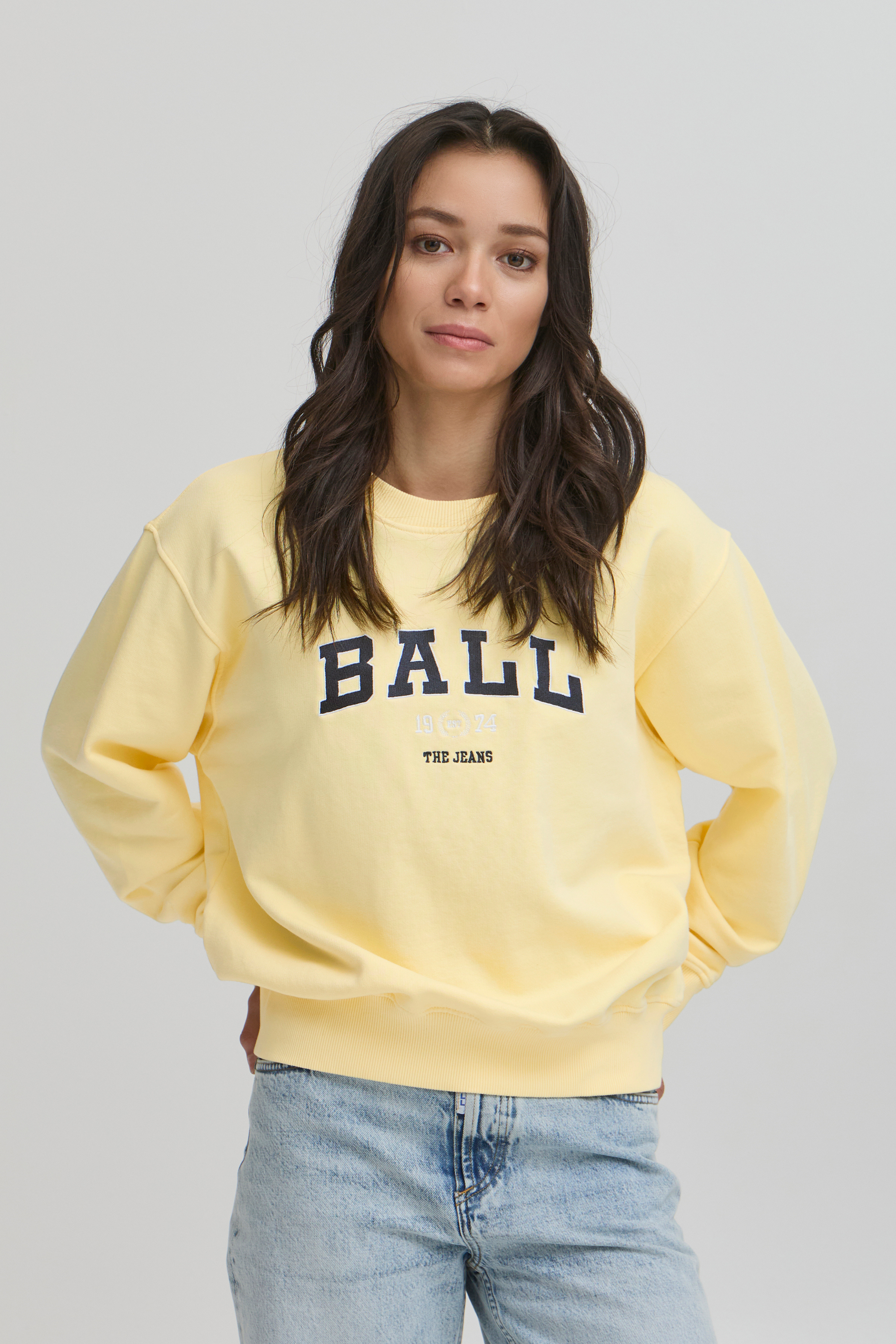 sweat, sweatshirt, crewneck, bluse, gul, lysegul, pastelgul, logo, broderi, Fin, smuk, elegant, klassisk, staple, feminin, pæn, rå, cool, sej, unik, musthave, hverdag, fest, kvinde, dame, woman, sporty, workout, træning
