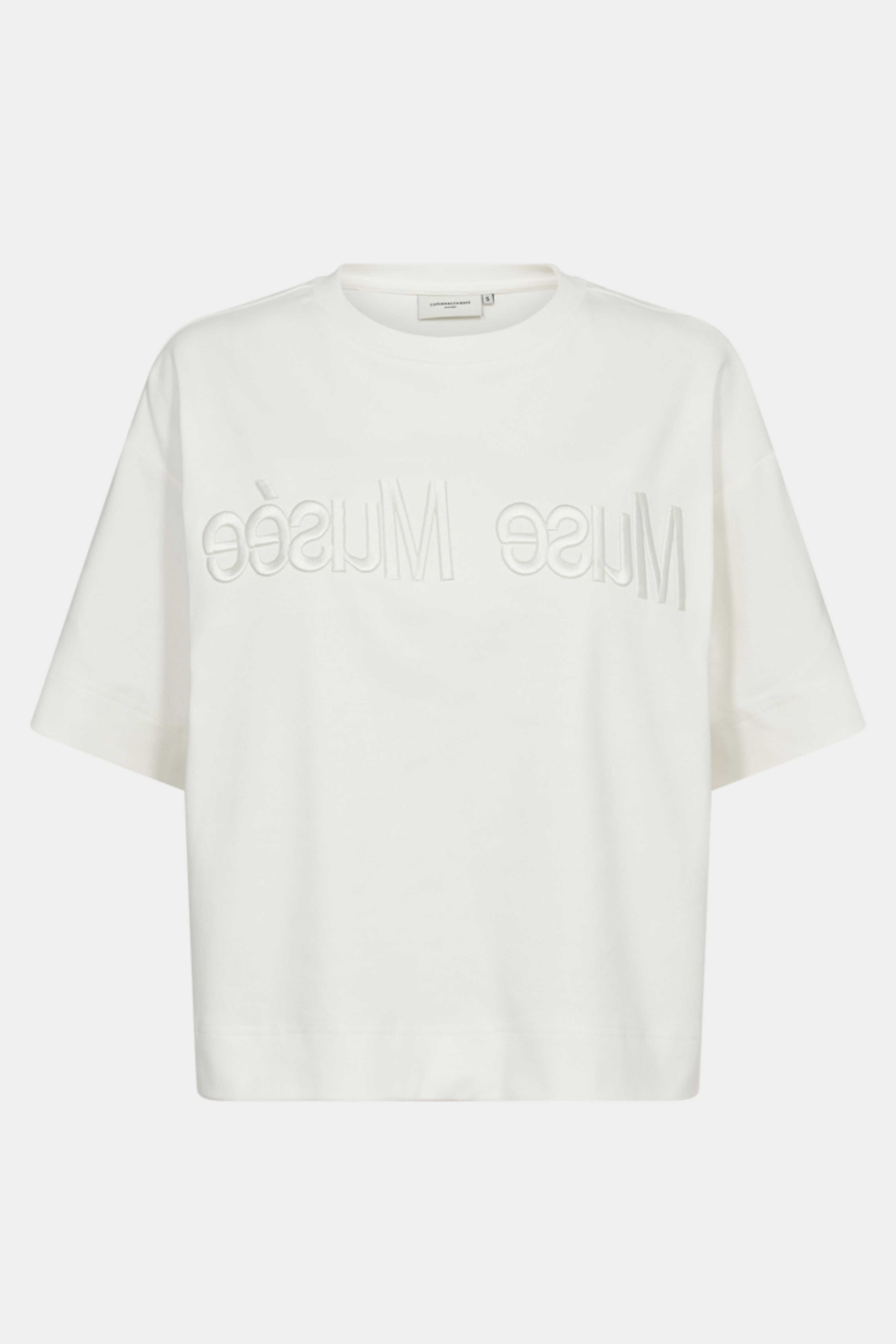 t-shirt, tshirt, tee, hvid, råhvid, off white, broderi, broderet, tekst, text, skrift, citat, muse, oversize, løs, loose, cool, rå, hverdag, kvinde, dame, woman, unisex