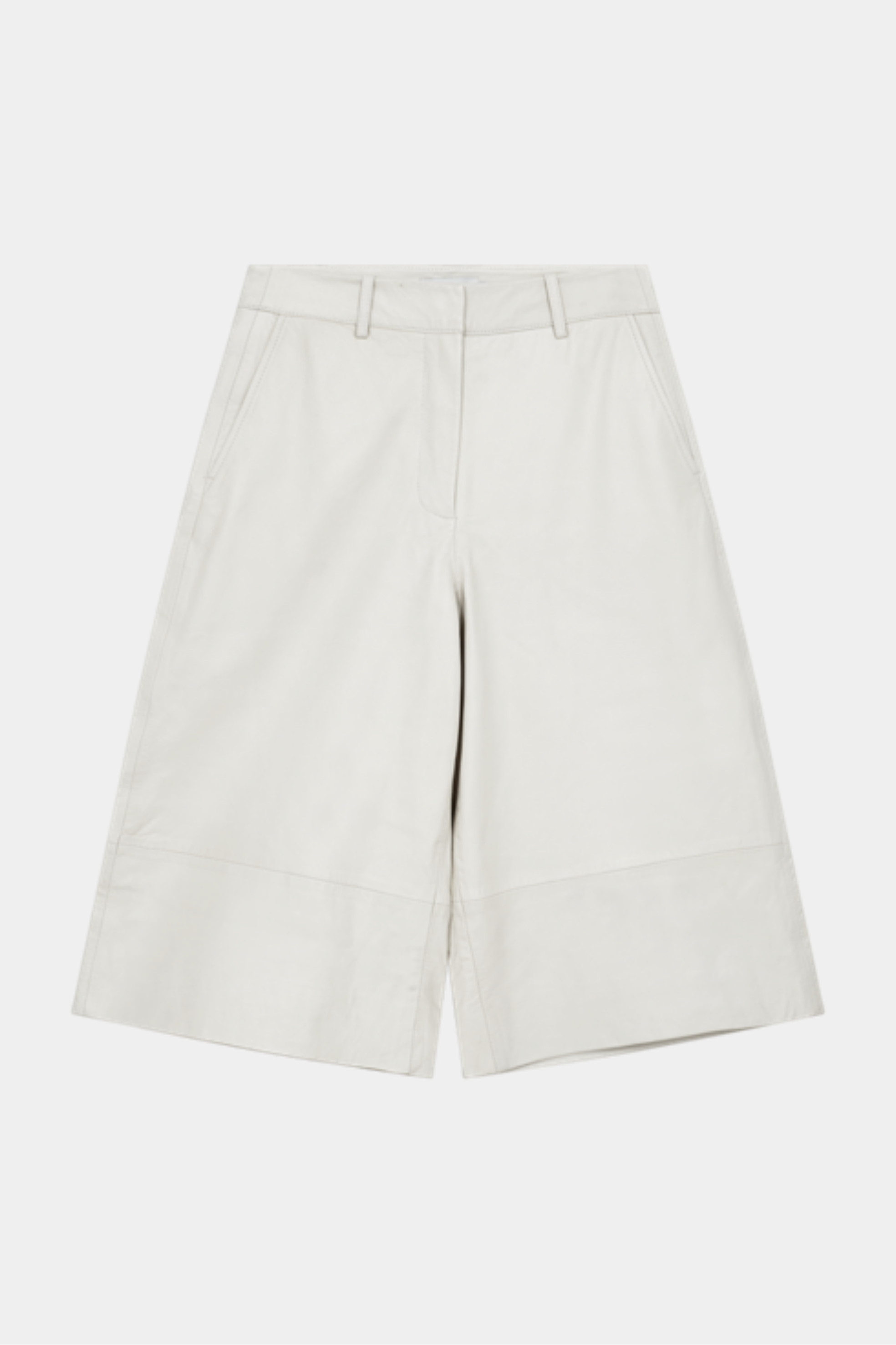shorts, buks, pants, skind, læder, lammeskind, råhvid, creme, offwhite, blød, kvalitet, Fin, smuk, elegant, klassisk, staple, feminin, pæn, rå, cool, sej, unik, musthave, hverdag, fest, kvinde, dame, woman
