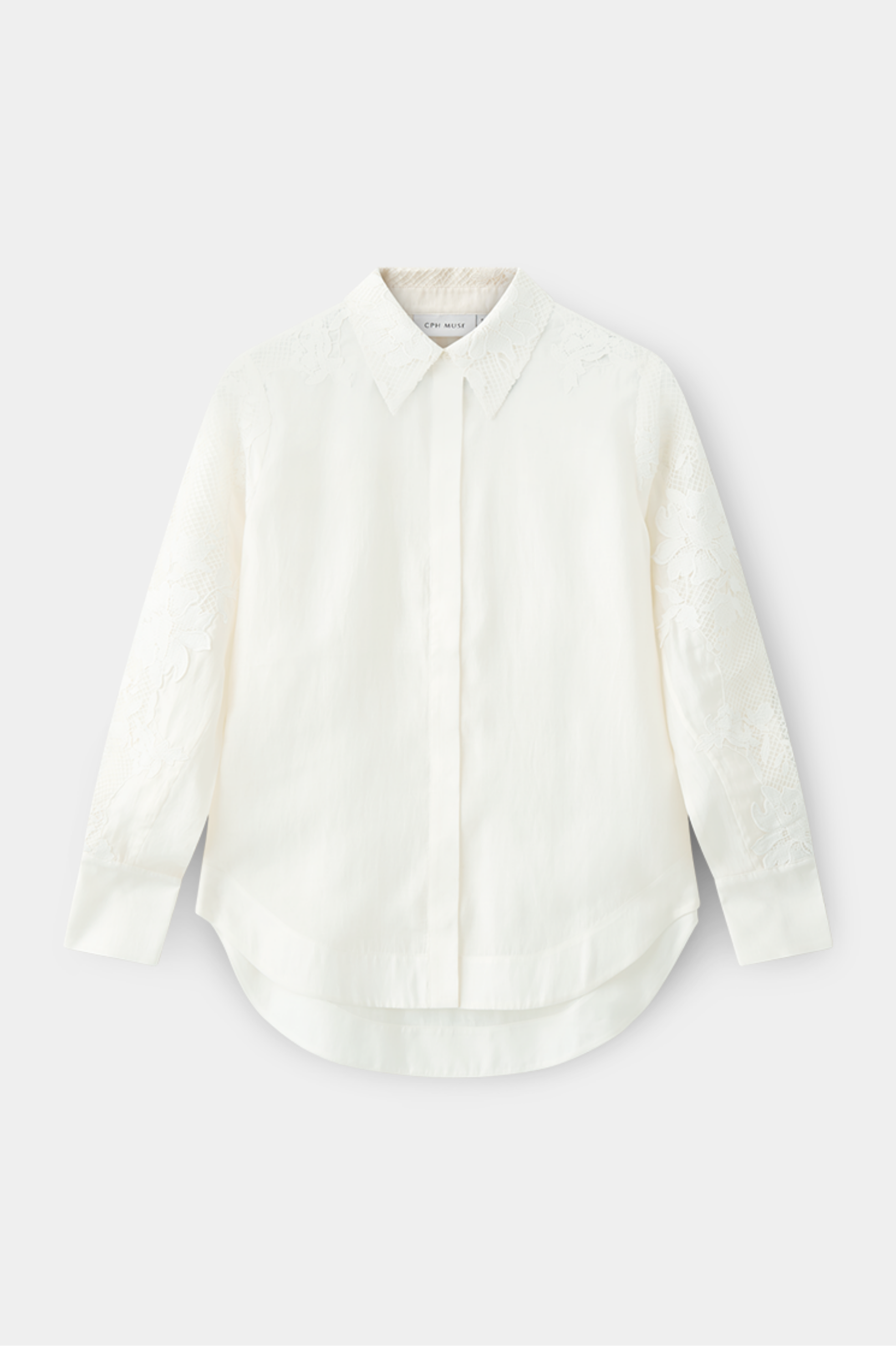 Skjorte, shirt, blonde, blonder, lace, oversize, offwhite, råhvid, Fin, smuk, elegant, klassisk, staple, feminin, pæn, rå, cool, sej, unik, musthave, hverdag, fest, kvinde, dame, woman
