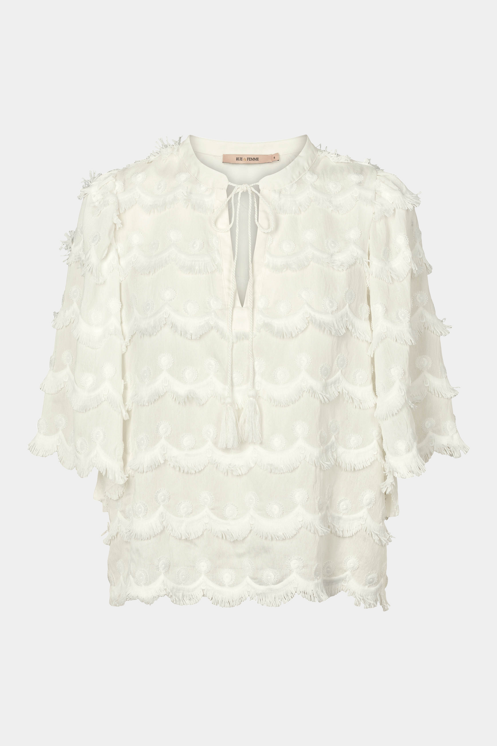 top, bluse, overdel, flæser, blonder, bindebånd, løs, løstsiddende, let, hvid, råhvid, off white, fin, smuk, elegant, klassisk, feminin, pæn, rå, cool, sej, unik, musthave, hverdag, fest, kvinde, dame, woman, frynser, flæser, kortærmet, bindebånd