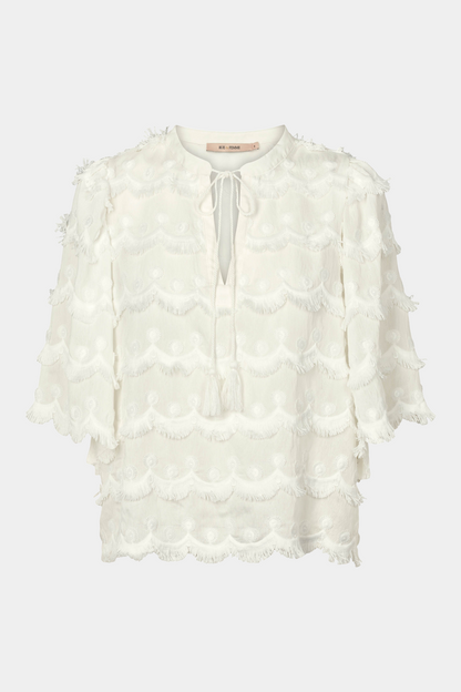 top, bluse, overdel, flæser, blonder, bindebånd, løs, løstsiddende, let, hvid, råhvid, off white, fin, smuk, elegant, klassisk, feminin, pæn, rå, cool, sej, unik, musthave, hverdag, fest, kvinde, dame, woman, frynser, flæser, kortærmet, bindebånd
