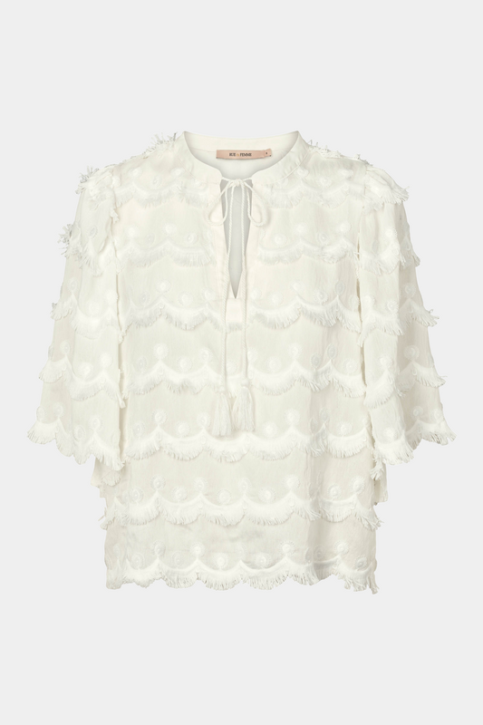 top, bluse, overdel, flæser, blonder, bindebånd, løs, løstsiddende, let, hvid, råhvid, off white, fin, smuk, elegant, klassisk, feminin, pæn, rå, cool, sej, unik, musthave, hverdag, fest, kvinde, dame, woman, frynser, flæser, kortærmet, bindebånd