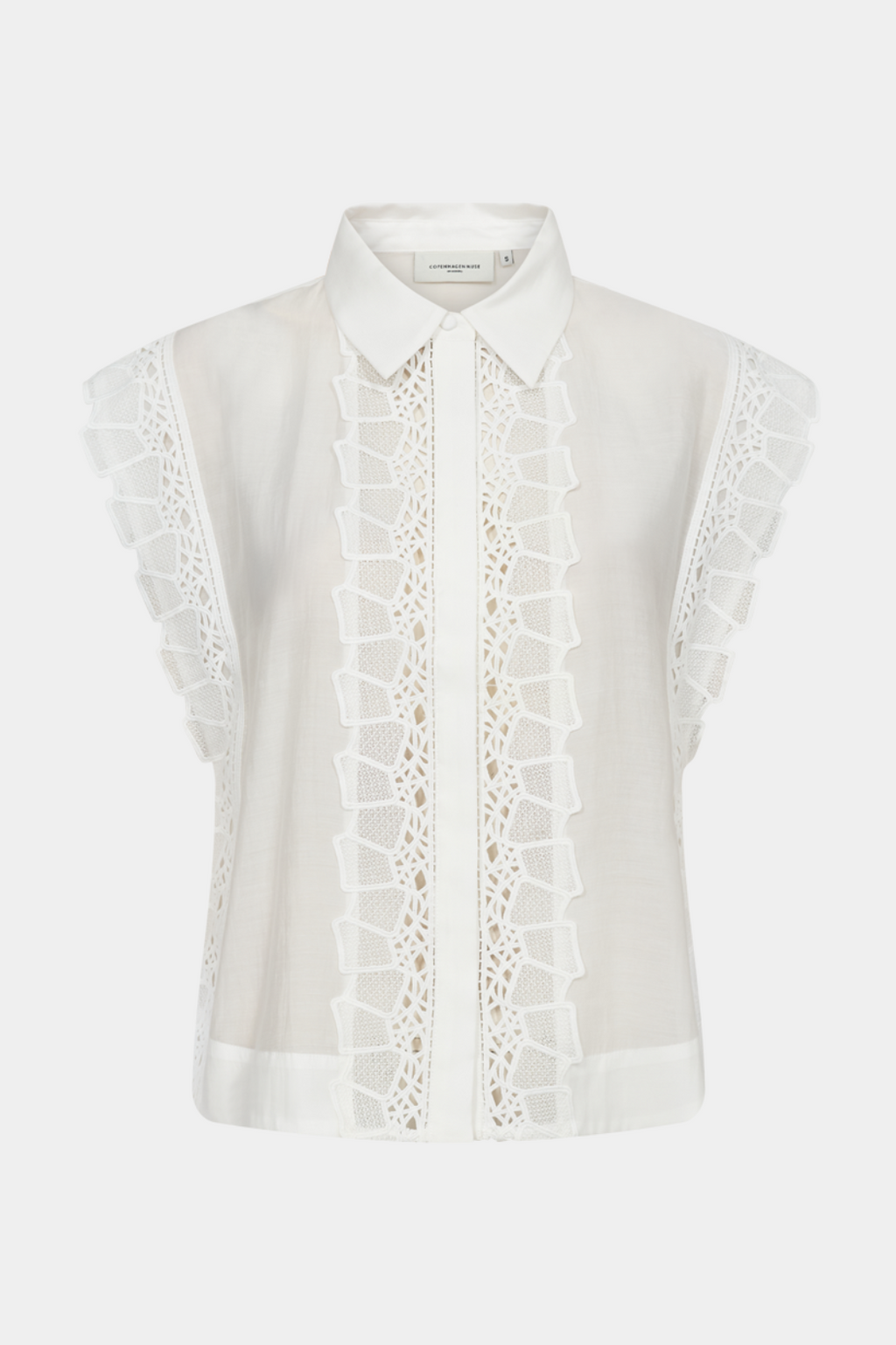 skjorte, shirt, tee, kortærmet, hvis, offwhite, blonder, lace, transparent, gennemsigtig, Fin, smuk, elegant, klassisk, staple, feminin, pæn, rå, cool, sej, unik, musthave, hverdag, fest, kvinde, dame, woman
