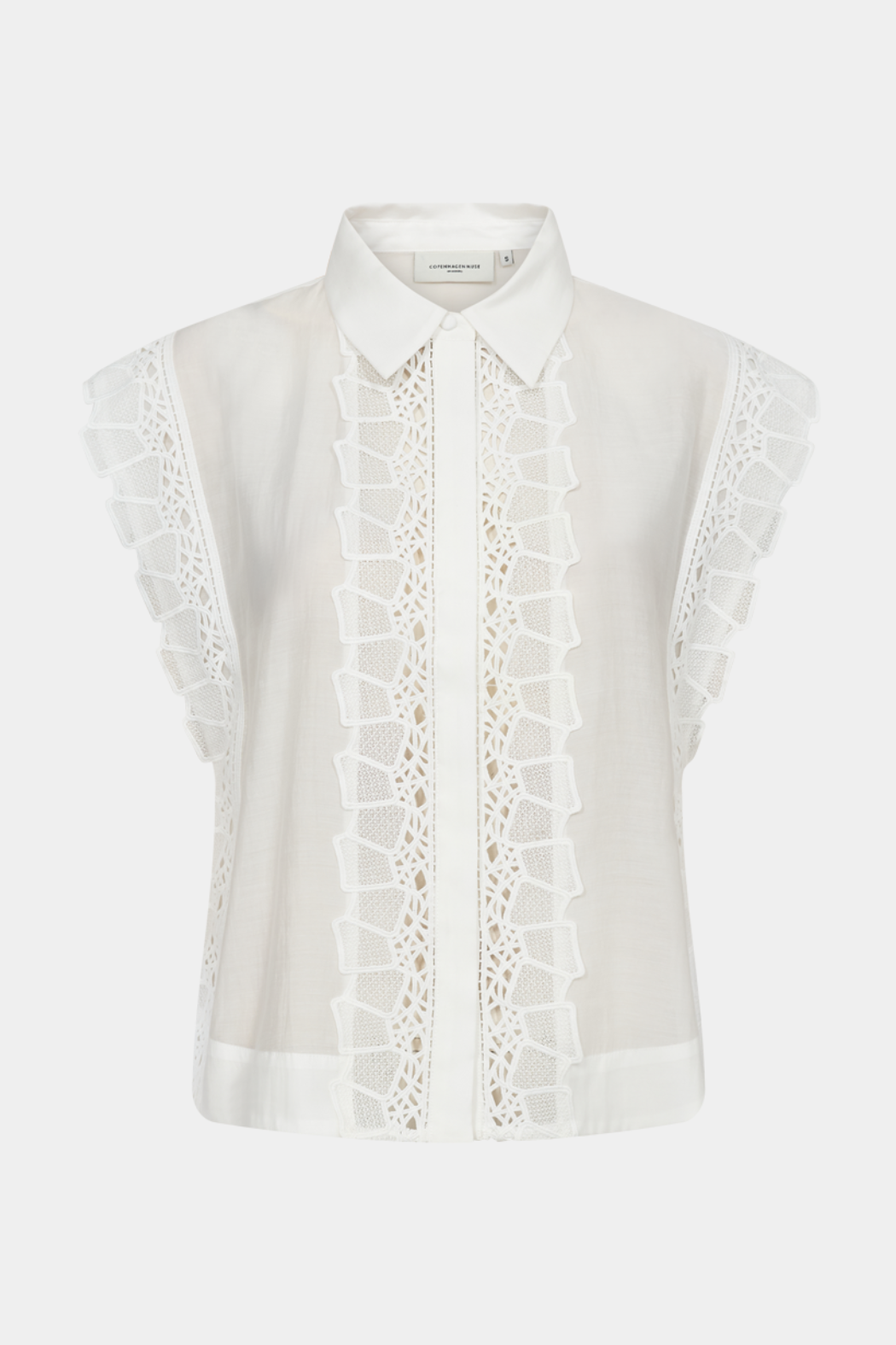 skjorte, shirt, tee, kortærmet, hvis, offwhite, blonder, lace, transparent, gennemsigtig, Fin, smuk, elegant, klassisk, staple, feminin, pæn, rå, cool, sej, unik, musthave, hverdag, fest, kvinde, dame, woman
