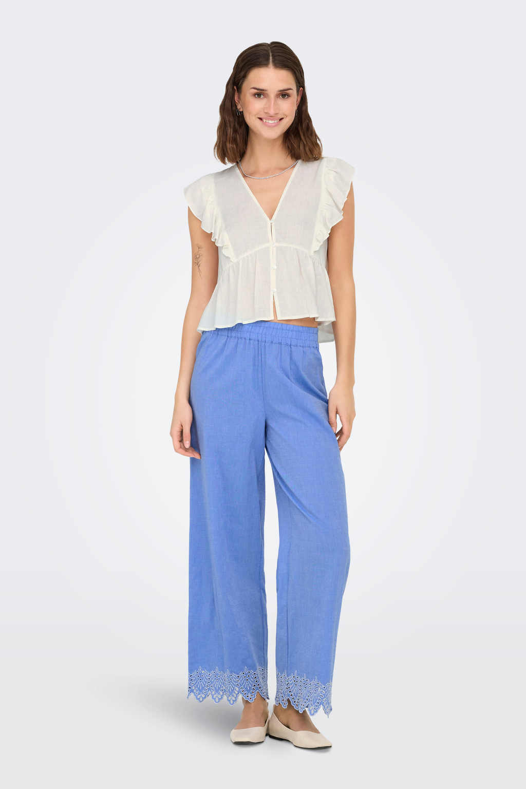 Buks, bukser, blå, broderi, brodering, broderi anglaise, elastik, Fin, smuk, elegant, klassisk, staple, feminin, pæn, rå, cool, sej, unik, musthave, hverdag, fest, kvinde, dame, woman
