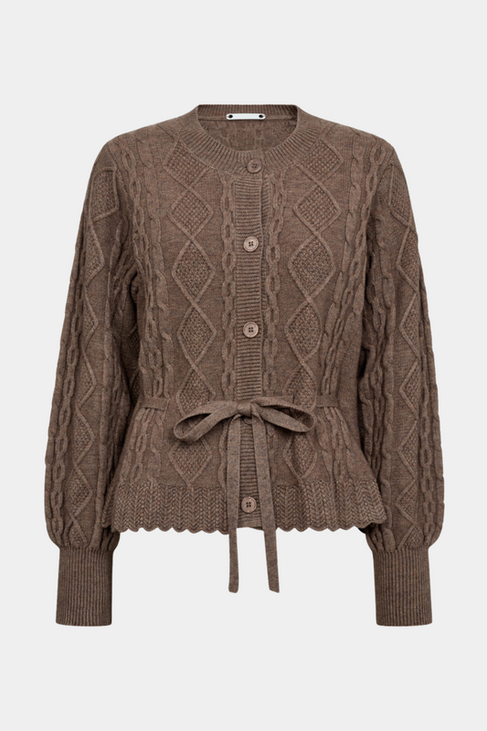 cardigan, strik, knit, trøje, kabelstrik, bindebånd,knapper, brun, valnød, blød, varm, Fin, smuk, elegant, klassisk, staple, feminin, pæn, rå, cool, sej, unik, musthave, hverdag, fest, kvinde, dame, woman

