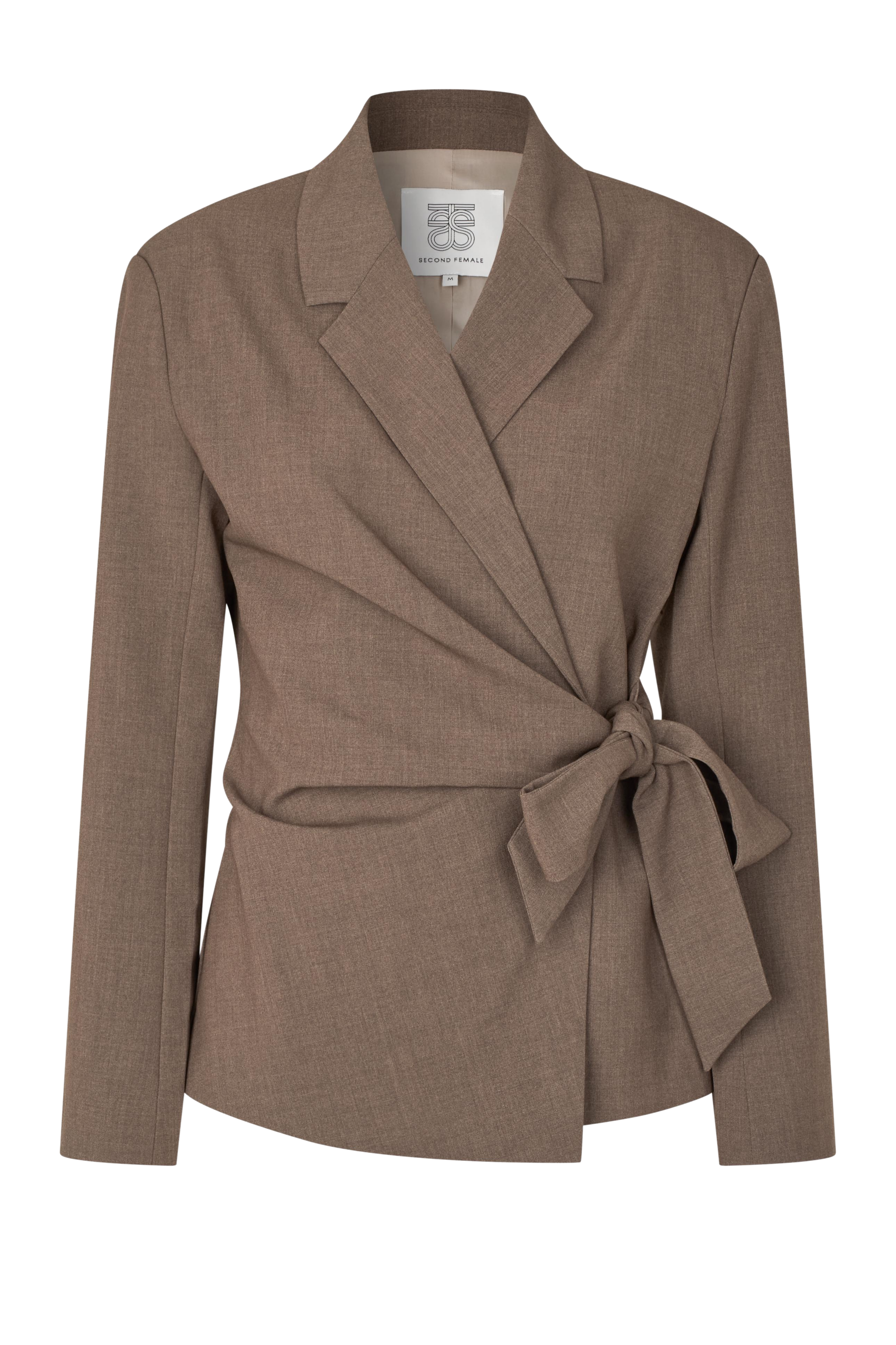 Fin, smuk, elegant, klassisk, staple, feminin, pæn, rå, cool, sej, unik, musthave, hverdag, fest, kvinde, dame, woman, blazer, blazerjakke, habit, brun, beige, meleret, melange, bindebånd, talje, taljeret, langærmet, business, arbejde, work, tidsløs