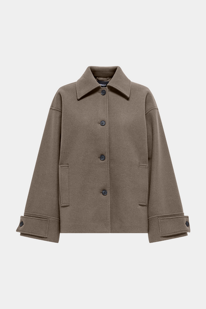 jakke, frakke, kort, coat, krave, lommer, knapper, brun, beige, Fin, smuk, elegant, klassisk, staple, feminin, pæn, rå, cool, sej, unik, musthave, hverdag, fest, kvinde, dame, woman
