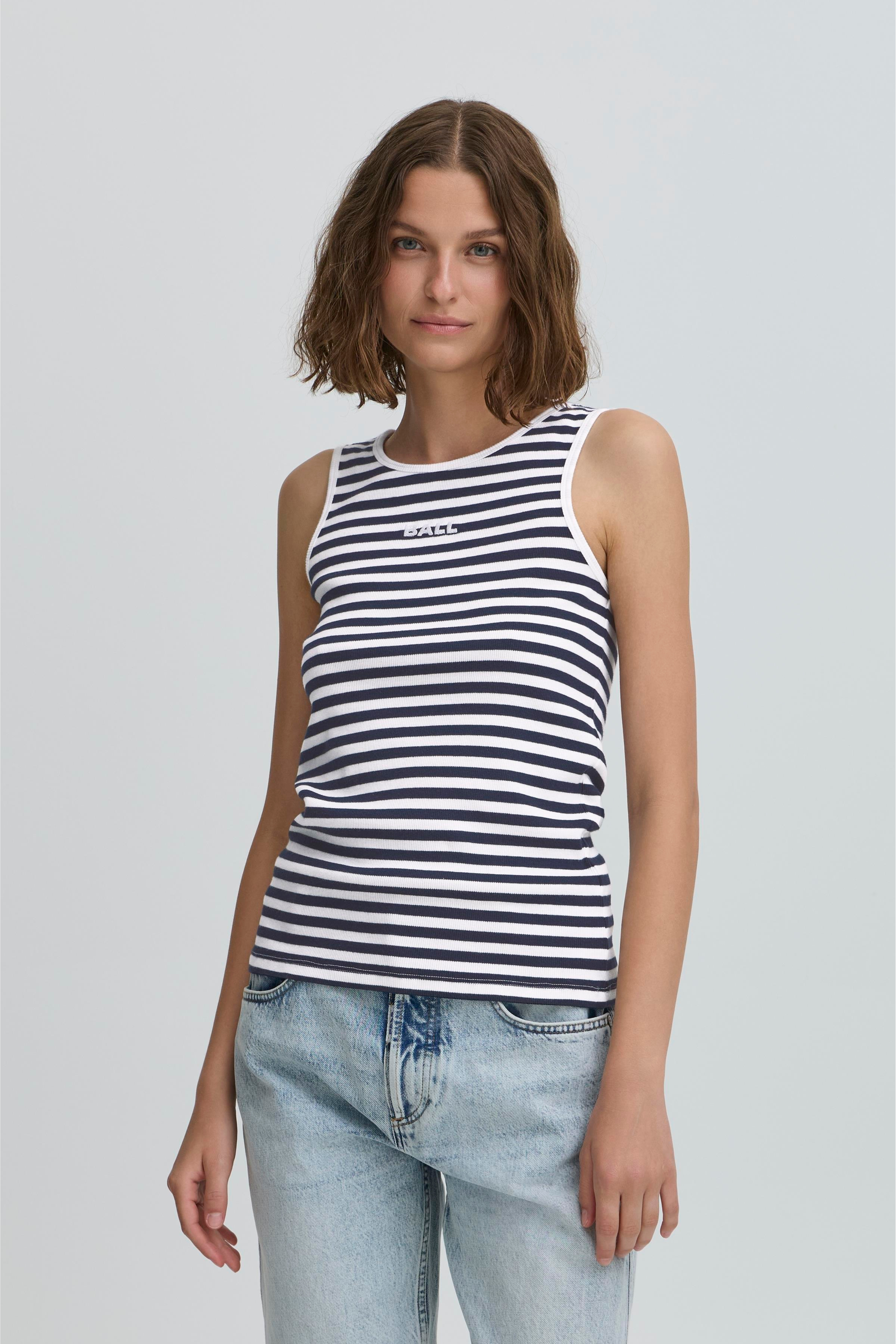 top, tanktop, tank, bryderryg, stribet, striber, stripe, hvid, navy, mørkeblå, logo, sporty, broderi, Fin, smuk, elegant, klassisk, feminin, pæn, rå, cool, sej, unik, musthave, hverdag, fest, workout, træning, kvinde, dame, woman
