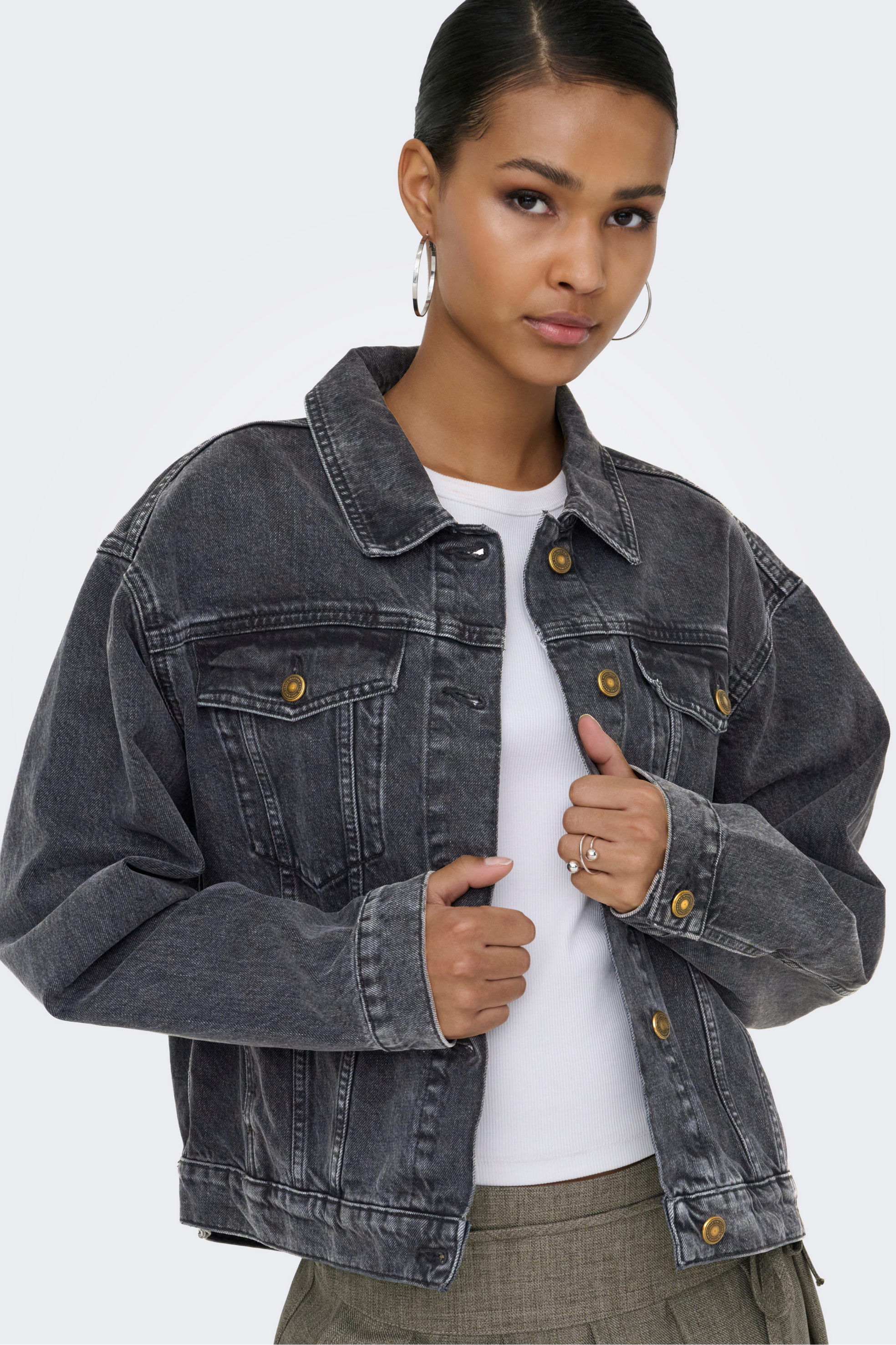 jakke, overtøj, denim, denimjakke, cowboyjakke, oversize, boyfriend, vasket, lommer, Fin, smuk, elegant, klassisk, staple, feminin, pæn, rå, cool, sej, unik, musthave, hverdag, fest, kvinde, dame, woman
