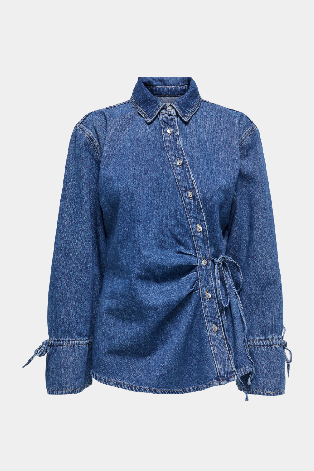 skjorte, shirt, denim, cowboy, skrå, asymetrisk, knapper, bindebånd, Fin, smuk, elegant, klassisk, staple, feminin, pæn, rå, cool, sej, unik, musthave, hverdag, fest, kvinde, dame, woman
