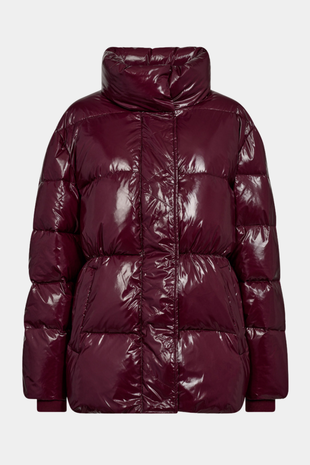 jakke, frakke, dunjakke, skinnende, blank, rød, vinrød, bordeaux, varm, vinter, Fin, smuk, elegant, klassisk, staple, feminin, pæn, rå, cool, sej, unik, musthave, hverdag, fest, kvinde, dame, woman
