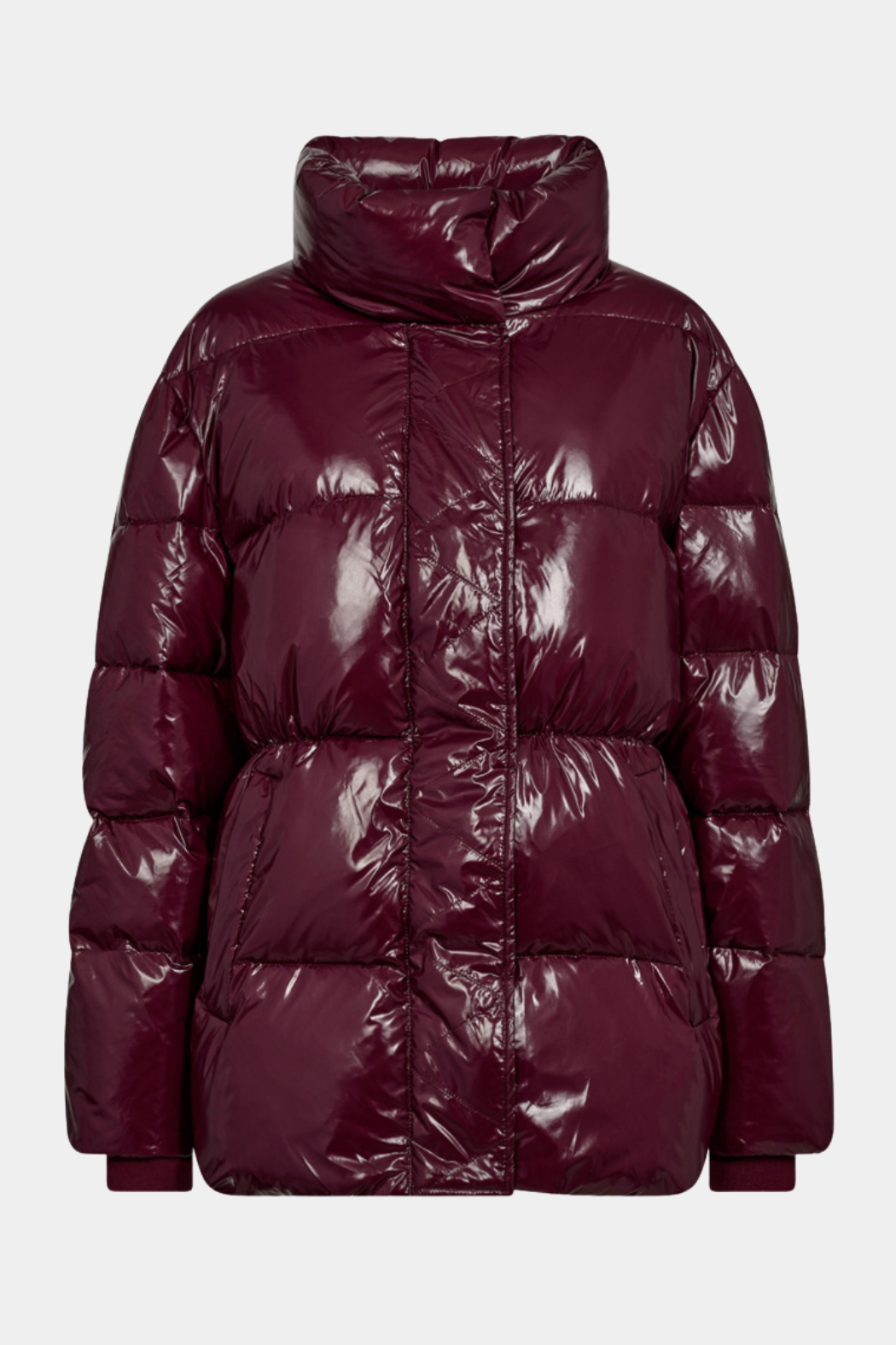 jakke, frakke, dunjakke, skinnende, blank, rød, vinrød, bordeaux, varm, vinter, Fin, smuk, elegant, klassisk, staple, feminin, pæn, rå, cool, sej, unik, musthave, hverdag, fest, kvinde, dame, woman
