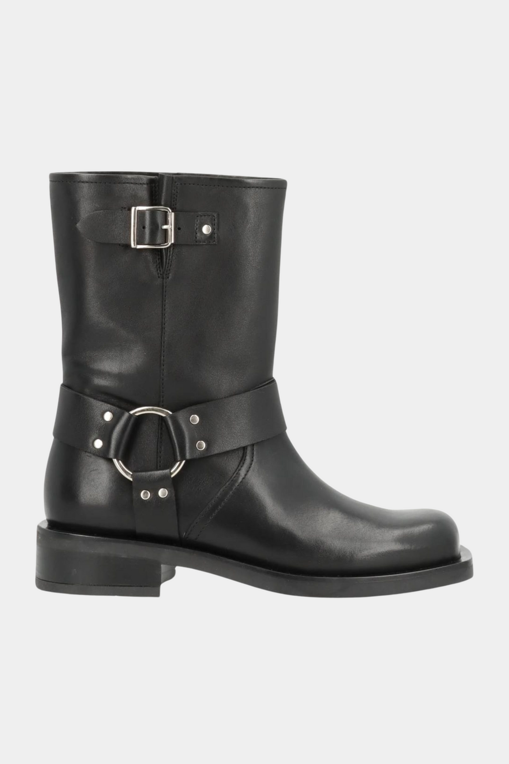 støvle, boot, biker, bikerstøvler, cowboy, western, silver, sølv, sort, black, skind, læder, leather, cool, rå, kantet, firkantet, træhæl, løs, loose, slip in, hverdag, fin, fest, trendy, staple, klassisk, classic, kvinde, dame, woman