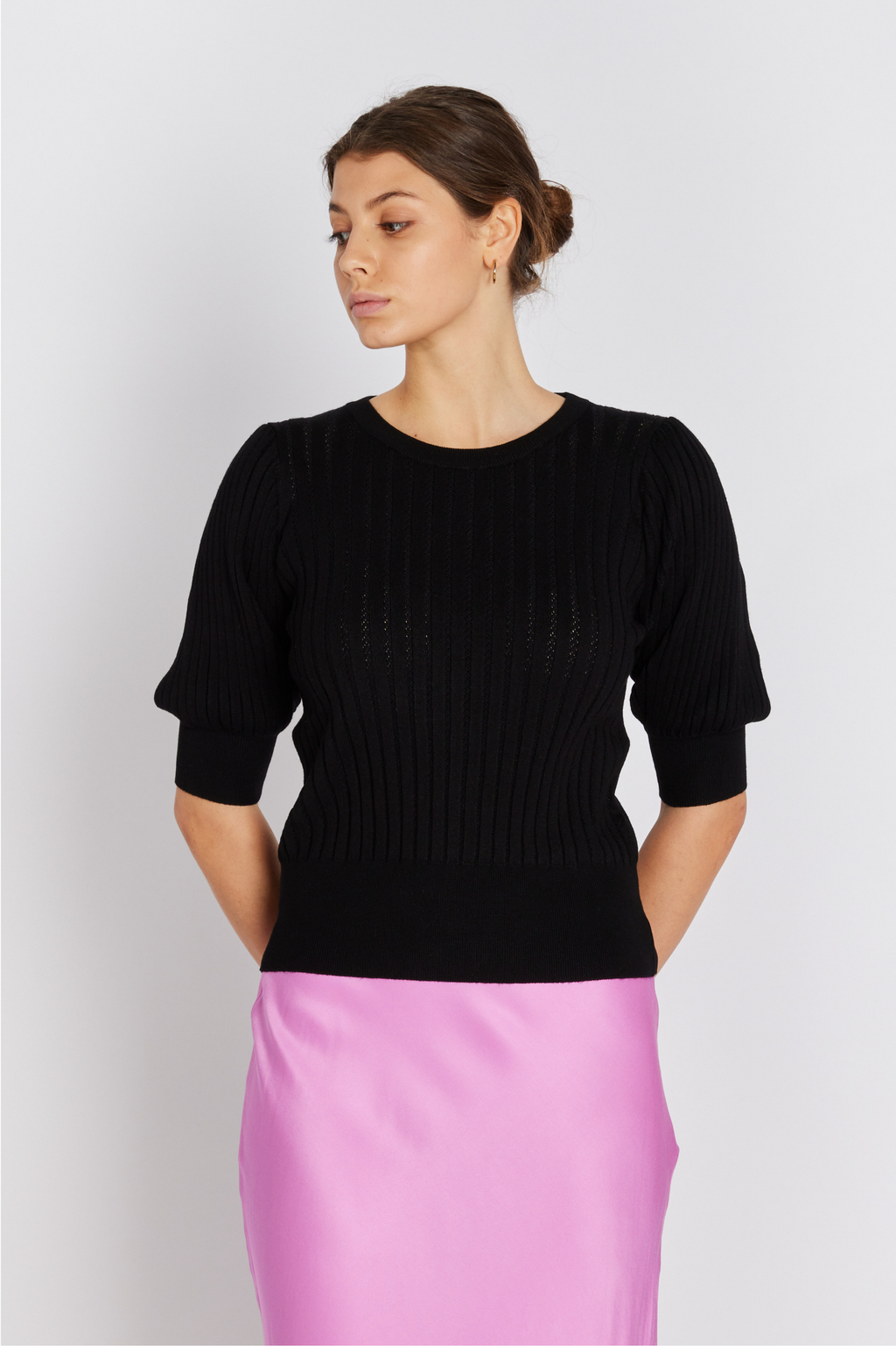 strik, knit, bluse, overdel, hulmønster, pointelle, sort, black, let, puf, Fin, smuk, elegant, klassisk, staple, feminin, pæn, rå, cool, sej, unik, musthave, hverdag, fest, kvinde, dame, woman
