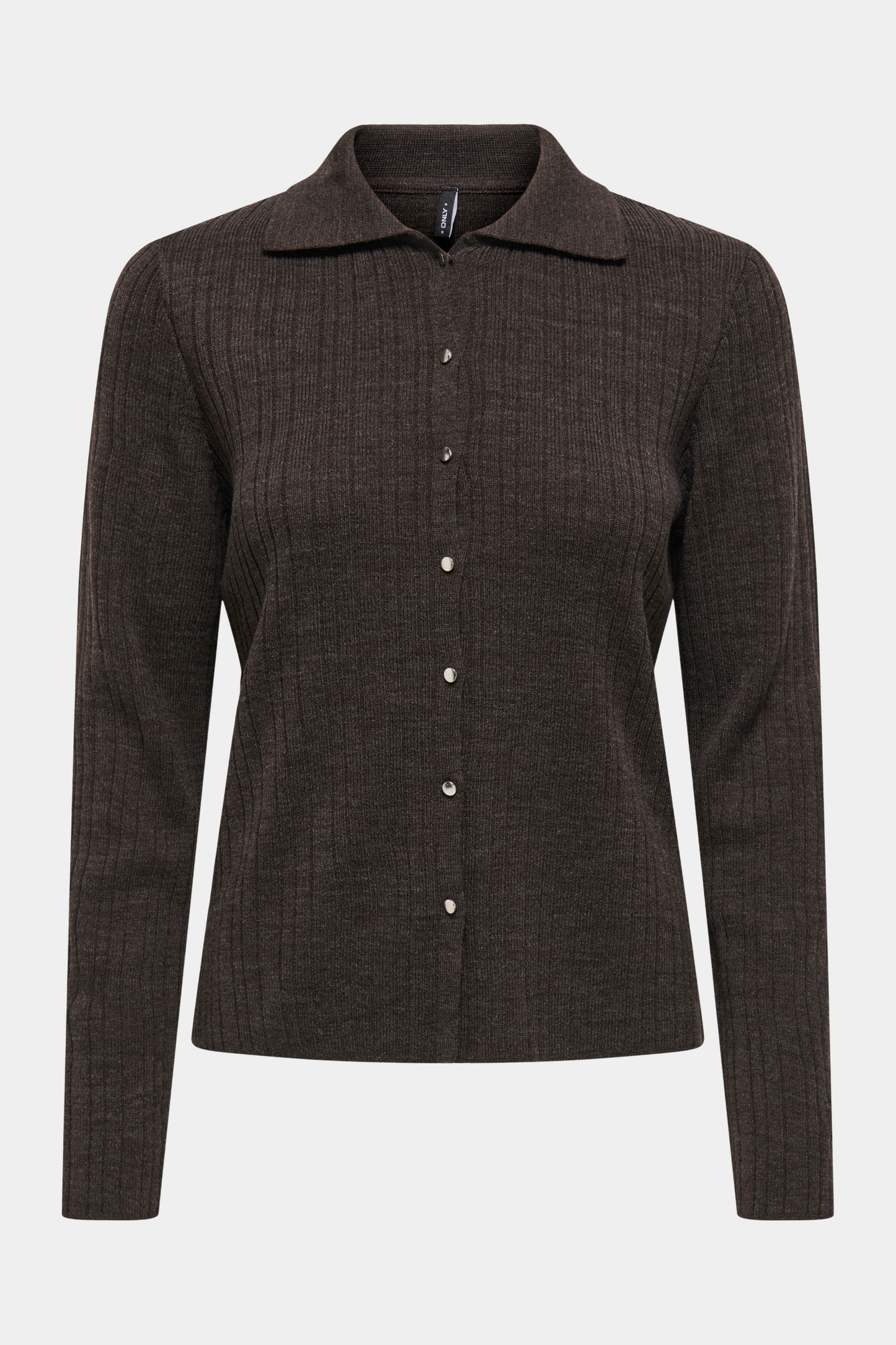 Fin, smuk, elegant, klassisk, staple, feminin, pæn, rå, cool, sej, unik, musthave, hverdag, fest, kvinde, dame, woman, cardigan, trøje, strik, knit, pullover, polo, poloknit, langærmet, long sleeve, knaplukning, knapper, button, blød, soft, varm, warm, rib, brown, mørkebrun, brun