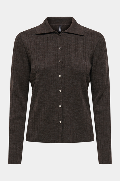 Fin, smuk, elegant, klassisk, staple, feminin, pæn, rå, cool, sej, unik, musthave, hverdag, fest, kvinde, dame, woman, cardigan, trøje, strik, knit, pullover, polo, poloknit, langærmet, long sleeve, knaplukning, knapper, button, blød, soft, varm, warm, rib, brown, mørkebrun, brun