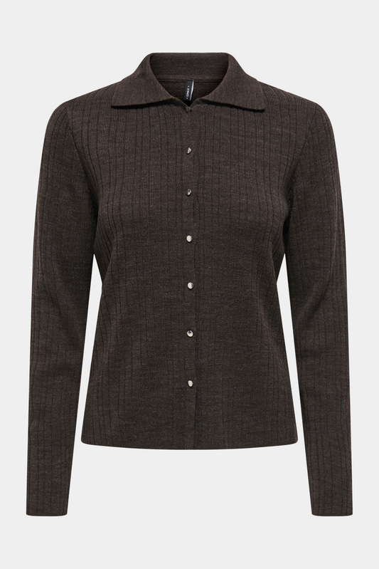 Fin, smuk, elegant, klassisk, staple, feminin, pæn, rå, cool, sej, unik, musthave, hverdag, fest, kvinde, dame, woman, cardigan, trøje, strik, knit, pullover, polo, poloknit, langærmet, long sleeve, knaplukning, knapper, button, blød, soft, varm, warm, rib, brown, mørkebrun, brun