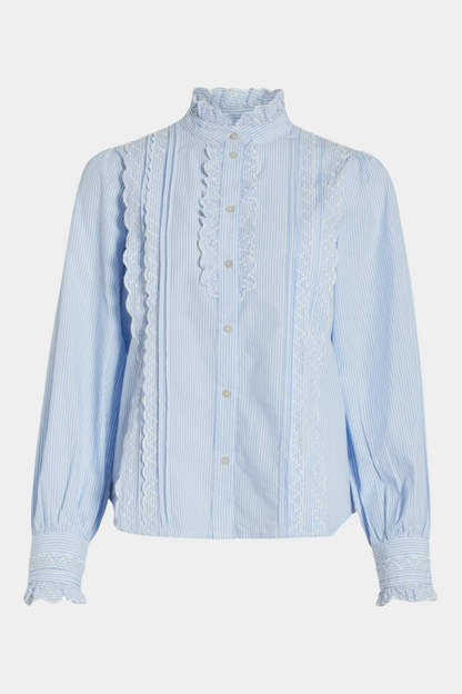 skjorte, shirt, blouse, bluse, bomuld, cotton, blød, soft, blonde, broderi, broderet, flæse, flæser, hvid, white, blå, lyseblå, stribet, stripe, striber, langærmet, kinakrave, feminin, elegant, hverdag, fest, fin, arbejde, work, business, boheme, staple, kvinde, dame woman