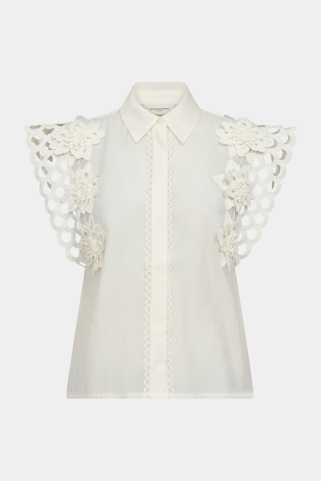 top, skjorte, kortærmet, blomster, blonder, flæser, krave, råhvid, offwhite, hvid Fin, smuk, elegant, klassisk, feminin, pæn, rå, cool, sej, unik, musthave, hverdag, fest 