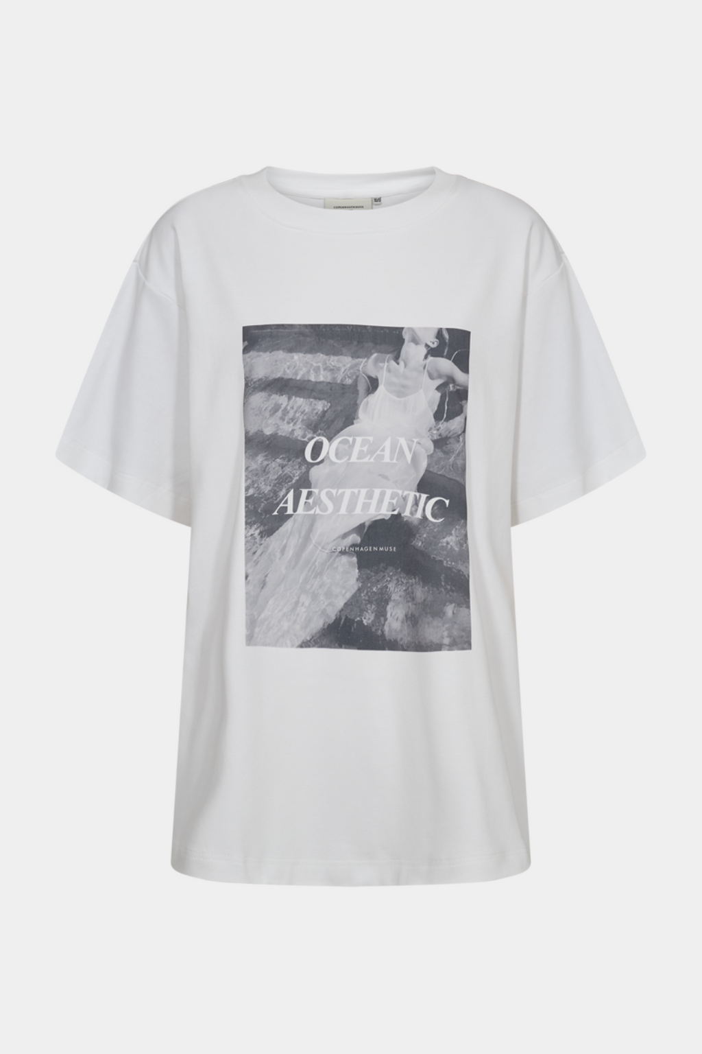 tee, tshirt, bluse, overdel, print, tryk, ocean, Fin, smuk, elegant, klassisk, staple, feminin, pæn, rå, cool, sej, unik, musthave, hverdag, fest, kvinde, dame, woman
