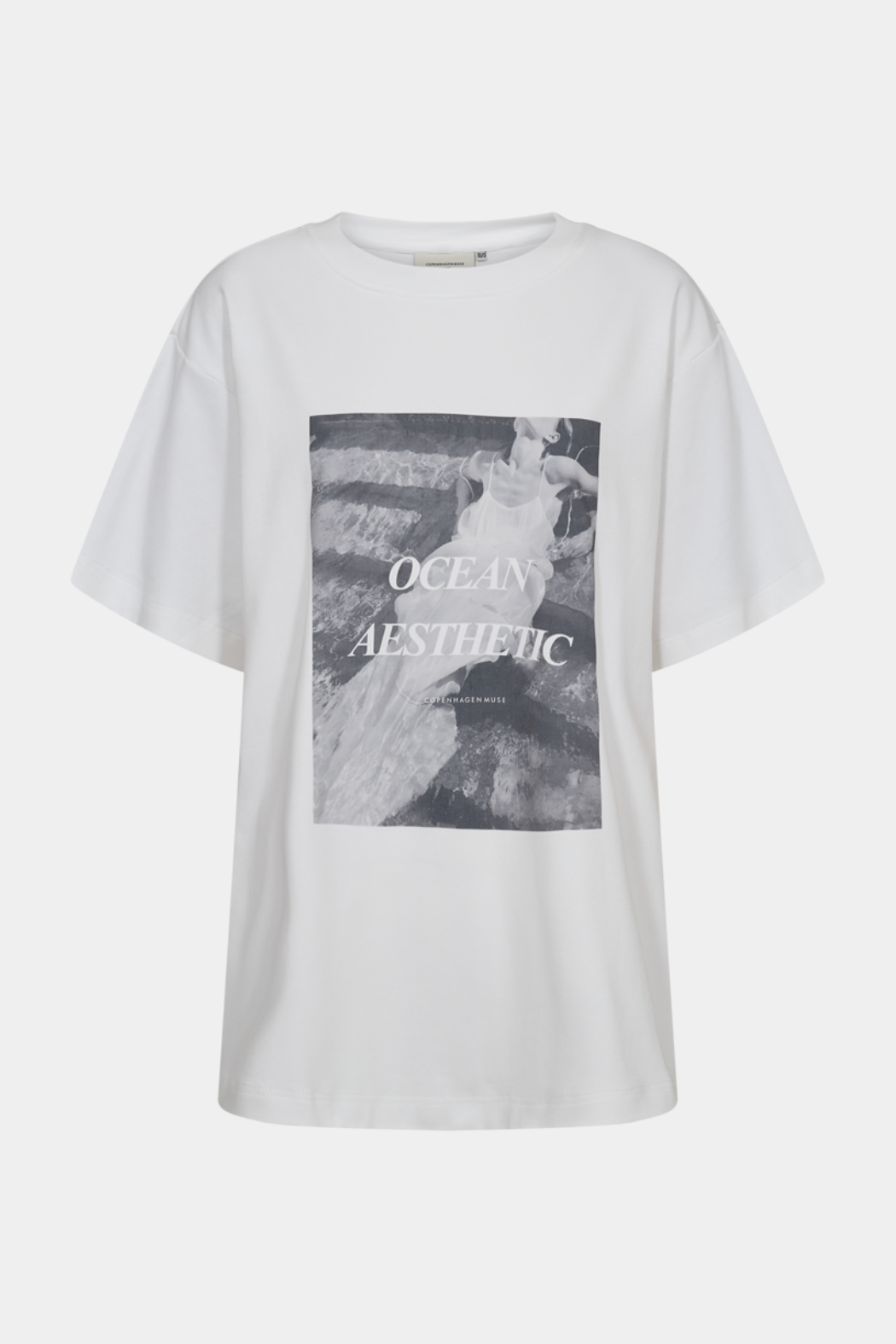 tee, tshirt, bluse, overdel, print, tryk, ocean, Fin, smuk, elegant, klassisk, staple, feminin, pæn, rå, cool, sej, unik, musthave, hverdag, fest, kvinde, dame, woman
