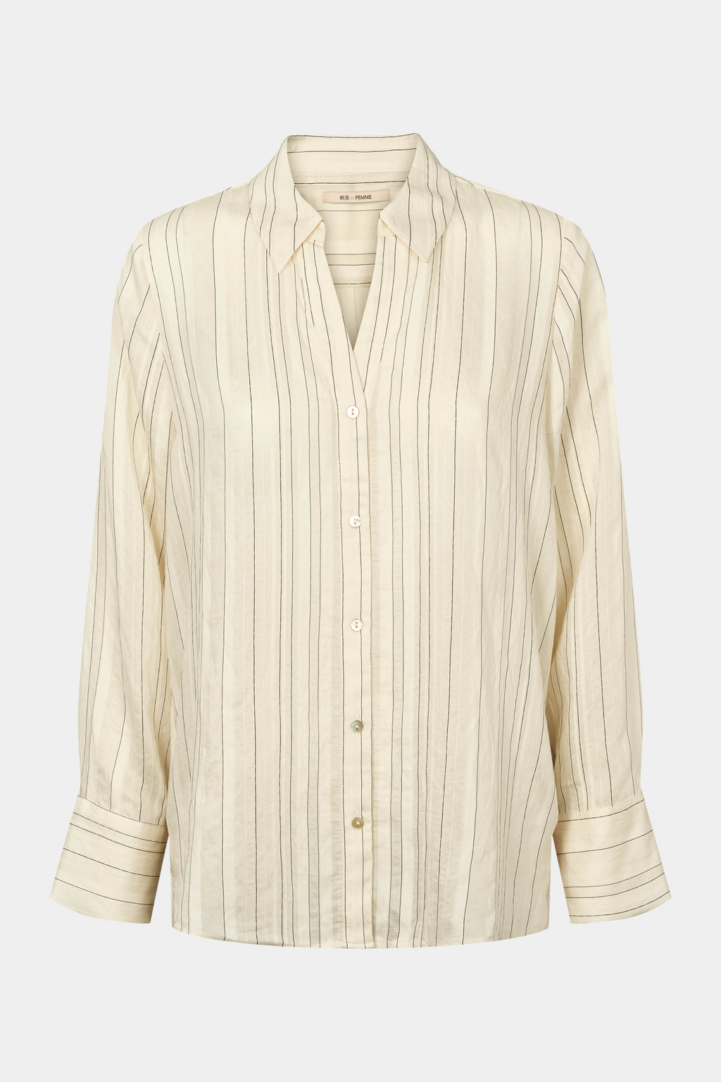 skjorte, shirt, skjortebluse, blouse, knapper, knaplukning, stolpelukning, langærmet, manchetter, råhvid, off, white, stribet, stripe, nålestrib, pyjamas, pajamas, nattøj, løs, loose, oversize, storeskjorte, elegant, fin, feminin, hverdag, fest, work, business, arbejde, job, kvinde, dame, woman