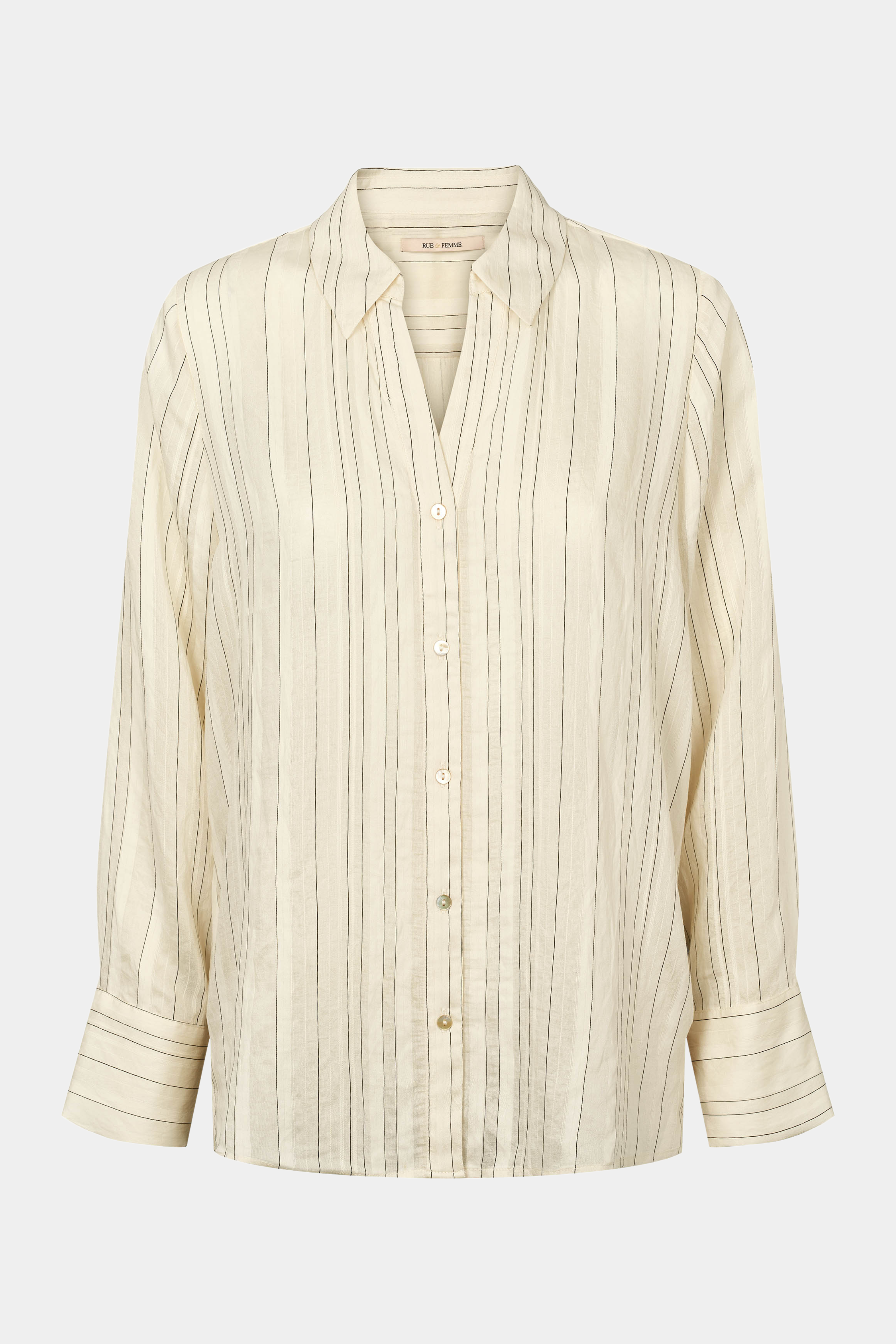 skjorte, shirt, skjortebluse, blouse, knapper, knaplukning, stolpelukning, langærmet, manchetter, råhvid, off, white, stribet, stripe, nålestrib, pyjamas, pajamas, nattøj, løs, loose, oversize, storeskjorte, elegant, fin, feminin, hverdag, fest, work, business, arbejde, job, kvinde, dame, woman