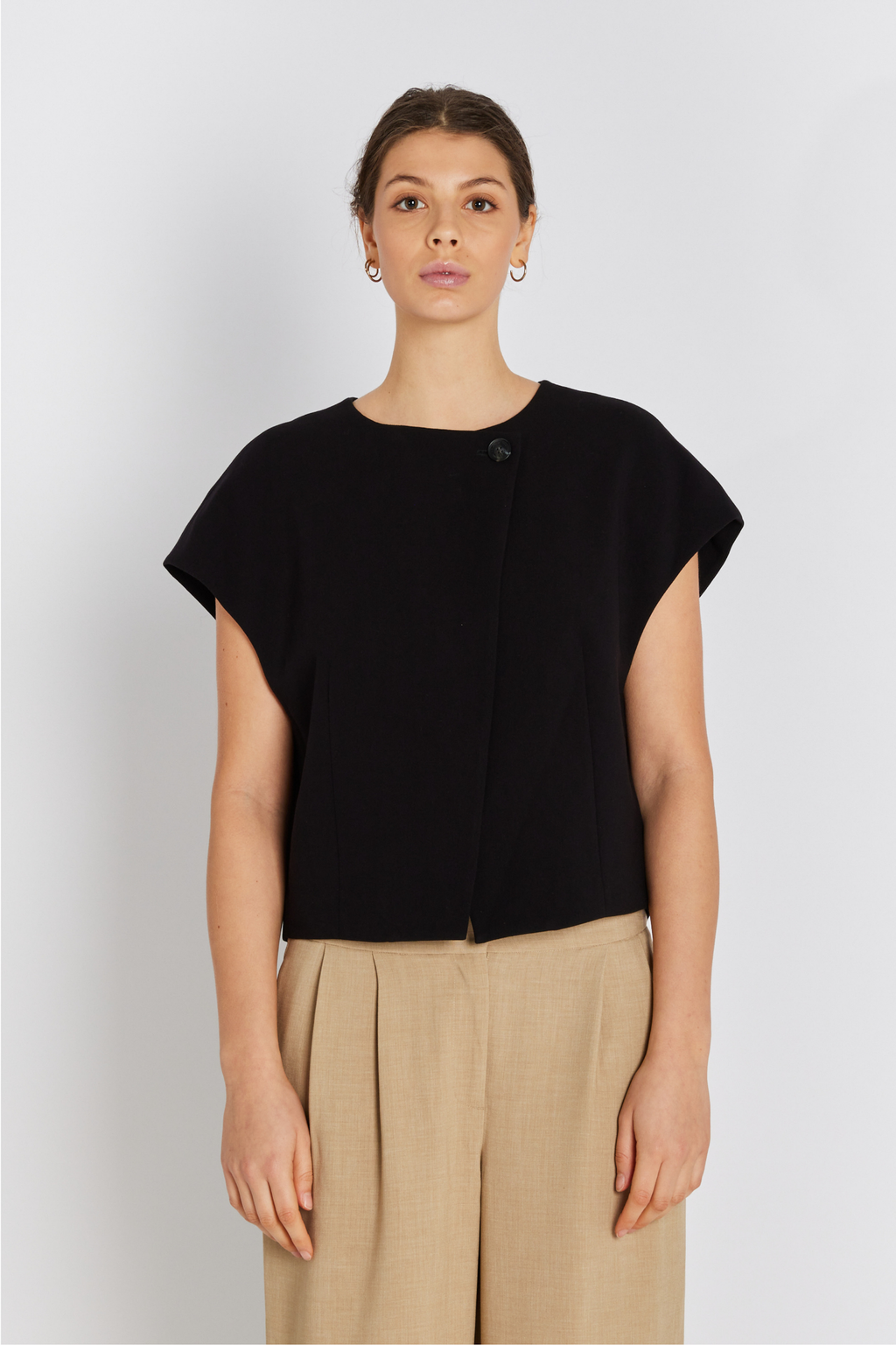 vest, kort, knap, sort, black, Fin, smuk, elegant, klassisk, staple, feminin, pæn, rå, cool, sej, unik, musthave, hverdag, fest, kvinde, dame, woman
