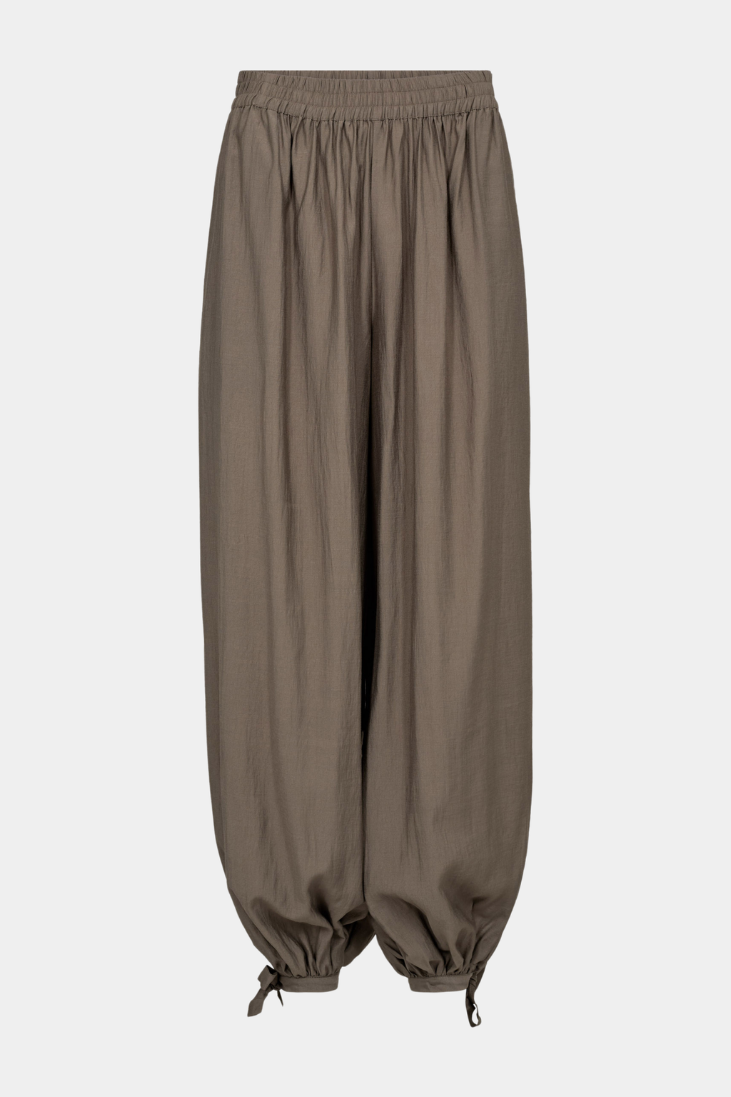 Fin, smuk, elegant, klassisk, staple, feminin, pæn, rå, cool, sej, unik, musthave, hverdag, fest, kvinde, dame, woman, buks,pant, bukser, ballon, ballonbuks, ballonbukser, balloonpant, elastik, vide, vidde, wide, bindebånd, snøre, brun, brown, beige, walnut, valnød, sporty, trendy