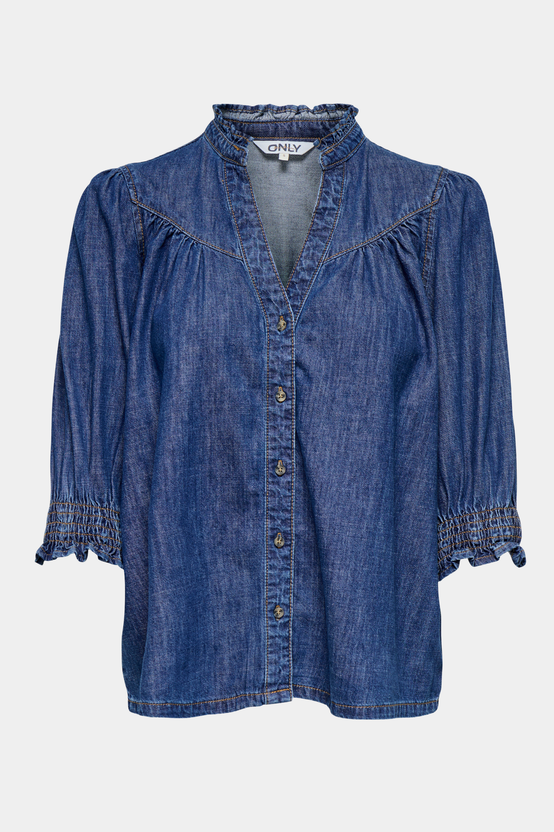 Fin, smuk, elegant, klassisk, staple, feminin, pæn, rå, cool, sej, unik, musthave, hverdag, fest, kvinde, dame, woman, bluse, blouse, shirt, kortærmet, trekvart, 3/4, v-hals, flæser, elastik, smock, knapper, knaplukning, denim, cowboy, blød, soft, mørkeblå, dark blue