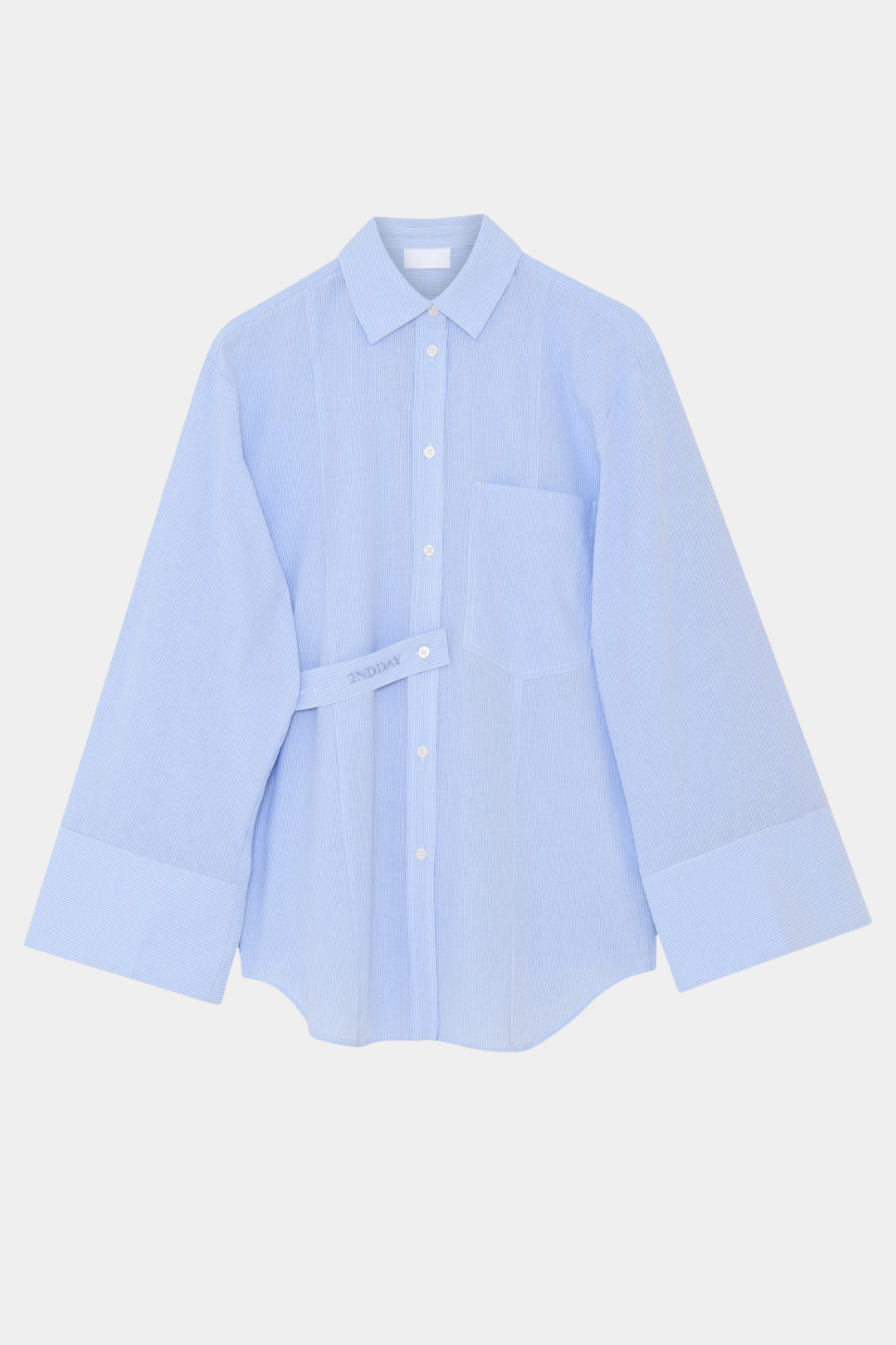 Fin, smuk, elegant, klassisk, staple, feminin, pæn, rå, cool, sej, unik, musthave, hverdag, fest, kvinde, dame, woman, skjorte, shirt, asymmetrisk, bånd, bælte, belt, løs, loose, wide, oversize, wtribet, stripe, nålestrib, lyseblå, blue, hvid, white, krave, stolpelukning, knapper, bomuld, cotton, soft, crisp, blød, business, arbejde, work, job