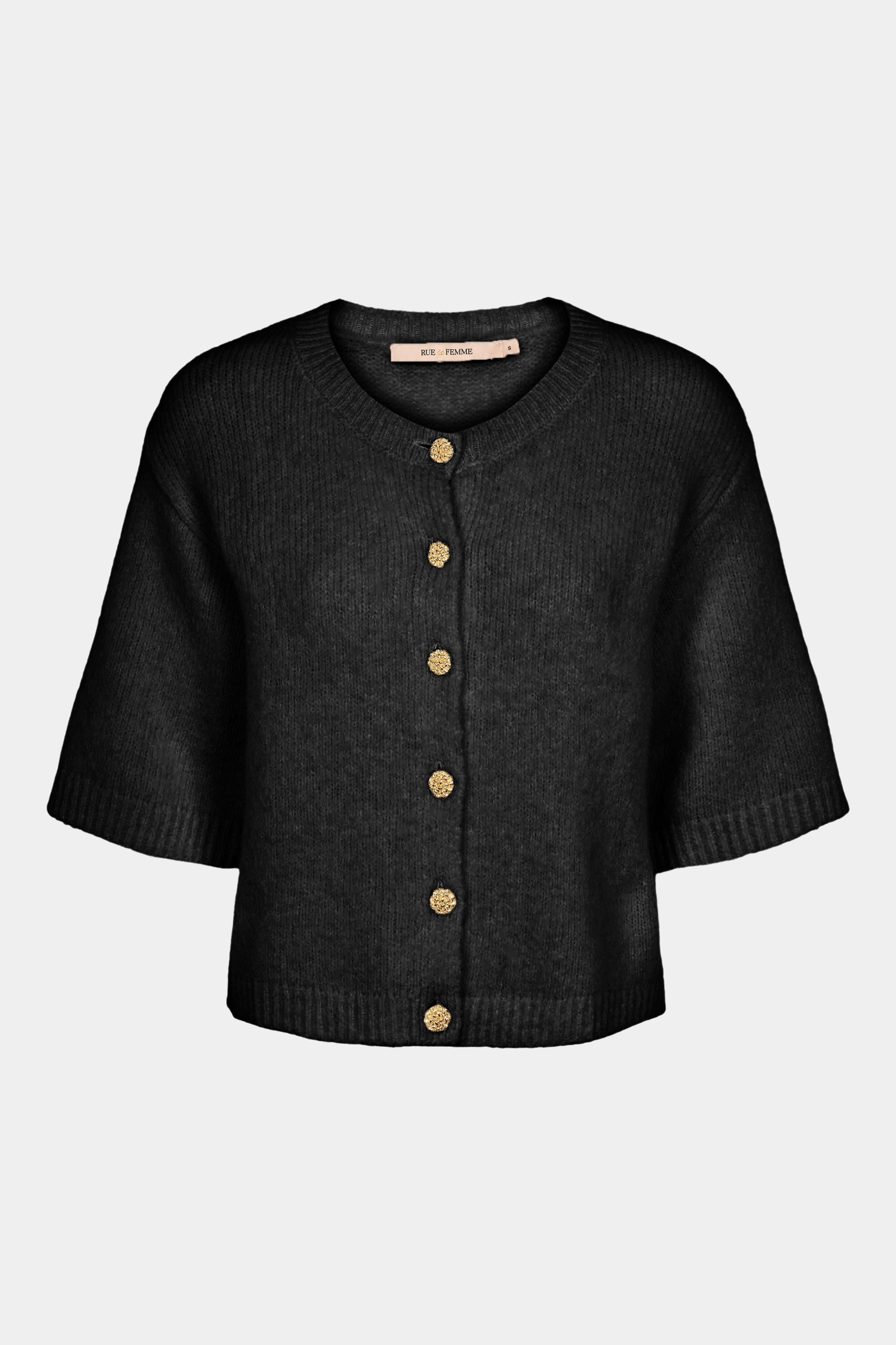 Fin, smuk, elegant, klassisk, staple, feminin, pæn, rå, cool, sej, unik, musthave, hverdag, fest, kvinde, dame, woman, strik, knit, cardigan, blød, soft, alpaka, alpaca, kortærmet, trekvart, løs, loose, staple, elegant, old money, guld, gold, knapper