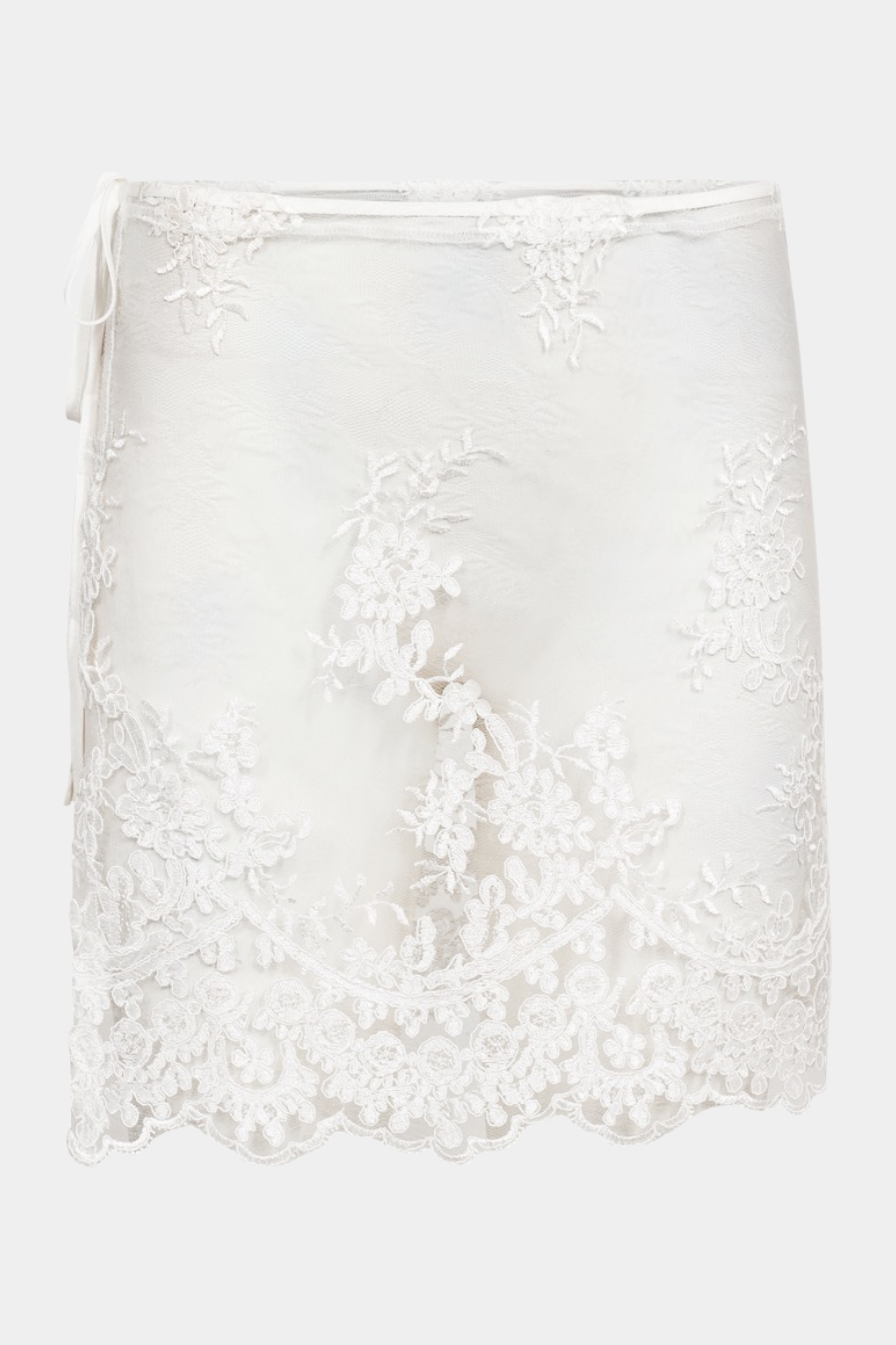Fin, smuk, elegant, klassisk, staple, feminin, pæn, rå, cool, sej, unik, musthave, hverdag, fest, kvinde, dame, woman, nederdel, skirt, overshirt, blonde, lace, transparent, gennemsigtig, see through, lag på lag, bindebånd