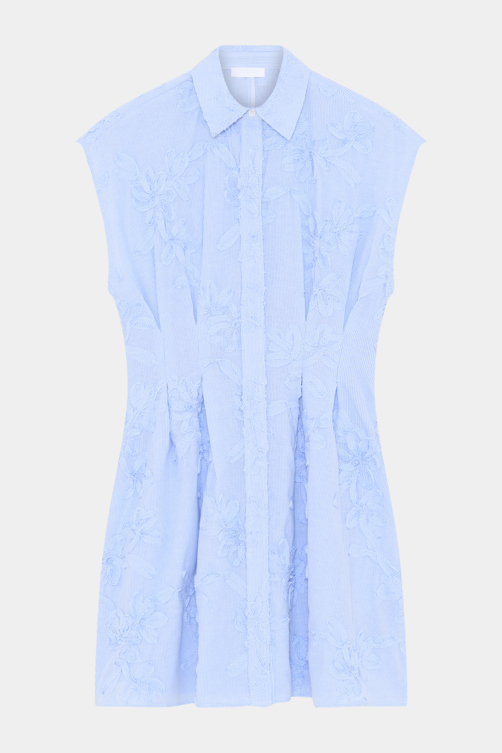 Fin, smuk, elegant, klassisk, staple, feminin, pæn, rå, cool, sej, unik, musthave, hverdag, fest, kvinde, dame, woman, kjole, dress, kort, short, sommerkjole, lyseblå, blå, blåstribet, stribet, stripe, striber, taljeret, talje, skjortekjole, shirt, shirtdress, peplum, krave, knapper, mønster, blomster, flower, print