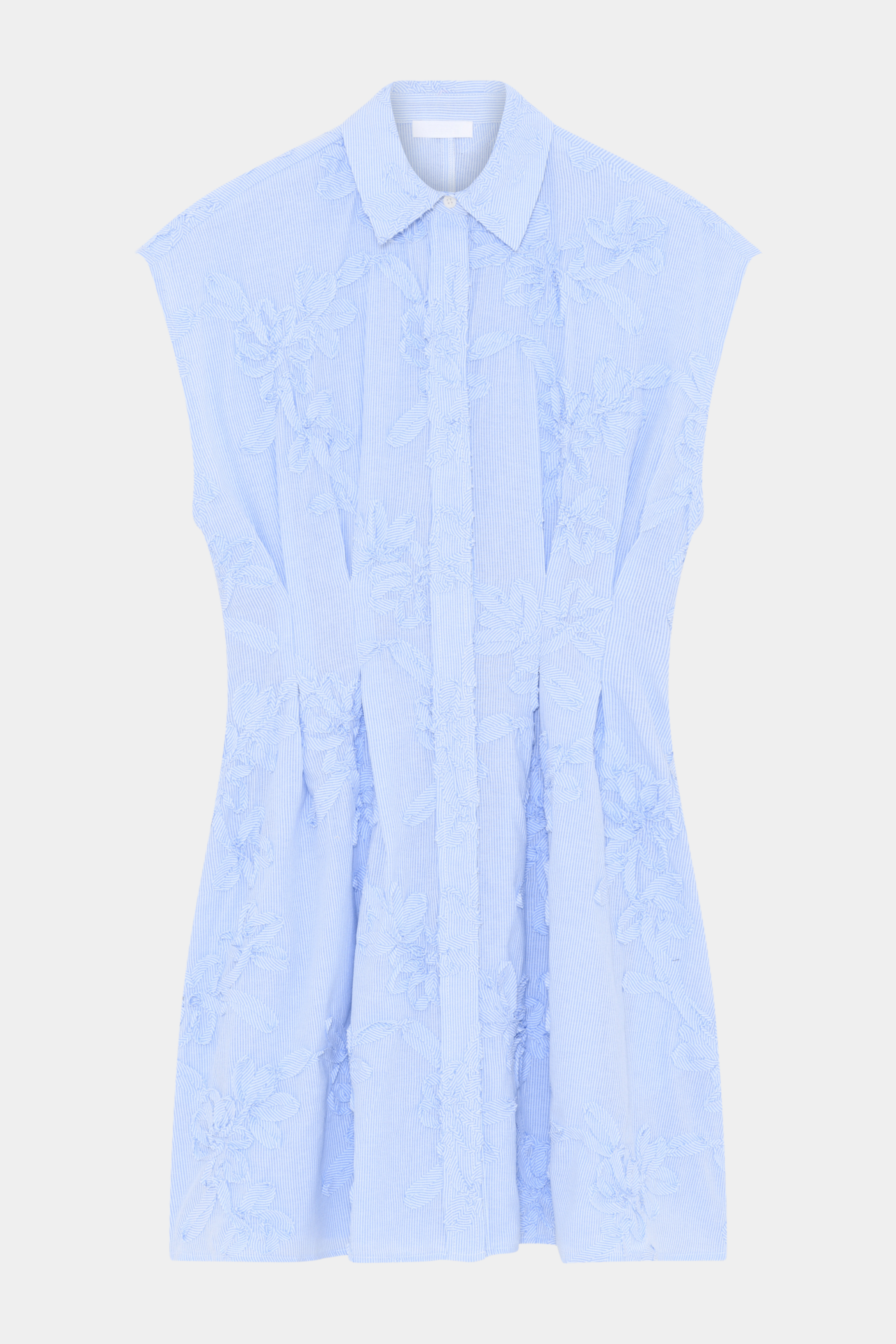 Fin, smuk, elegant, klassisk, staple, feminin, pæn, rå, cool, sej, unik, musthave, hverdag, fest, kvinde, dame, woman, kjole, dress, kort, short, sommerkjole, lyseblå, blå, blåstribet, stribet, stripe, striber, taljeret, talje, skjortekjole, shirt, shirtdress, peplum, krave, knapper, mønster, blomster, flower, print