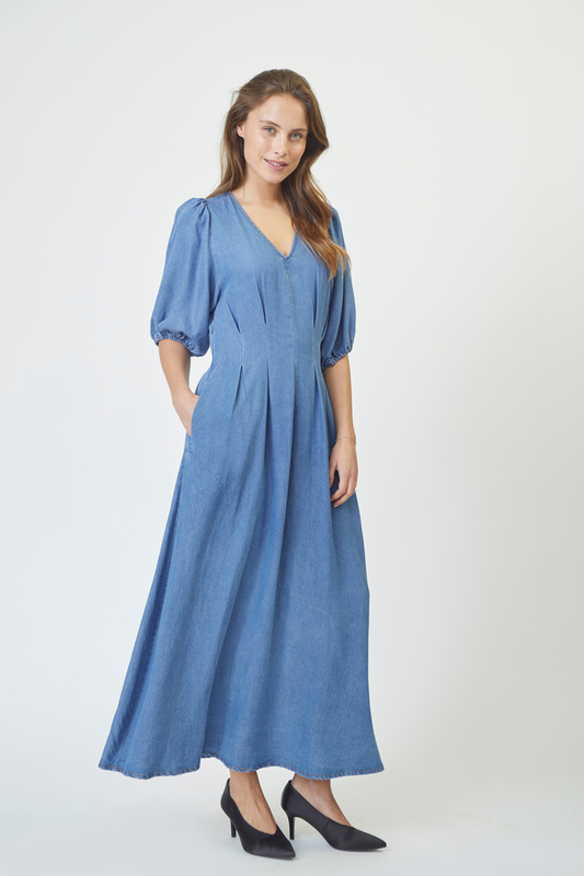 Fin, smuk, elegant, klassisk, staple, feminin, pæn, rå, cool, sej, unik, musthave, hverdag, fest, kvinde, dame, woman, kjole, dress, maxi, ankellang, denim, cowboy, lyseblå, kortærmet, ballonærmer, v-hals, læg, figursyet, løs, loose, let, sommerkjole, blå, blue